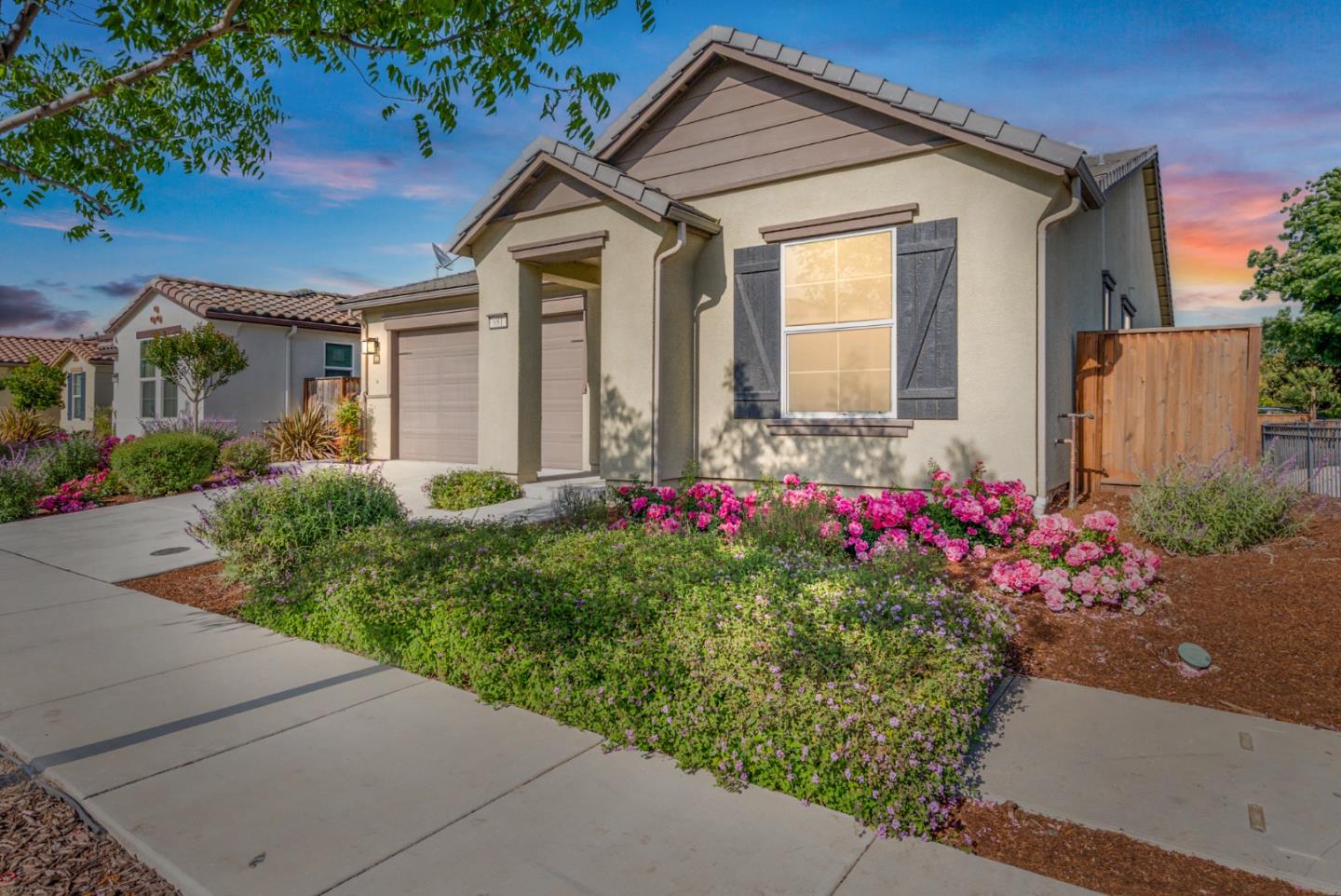 Detail Gallery Image 2 of 35 For 681 Segovia Dr, Hollister,  CA 95023 - 3 Beds | 3 Baths
