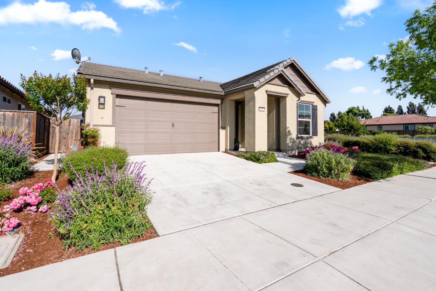 Detail Gallery Image 3 of 35 For 681 Segovia Dr, Hollister,  CA 95023 - 3 Beds | 3 Baths
