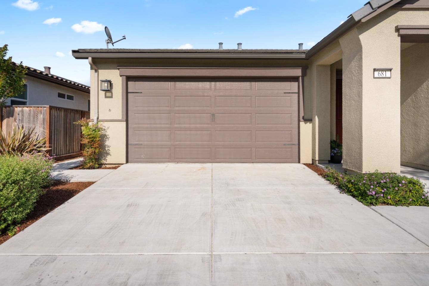 Detail Gallery Image 4 of 35 For 681 Segovia Dr, Hollister,  CA 95023 - 3 Beds | 3 Baths
