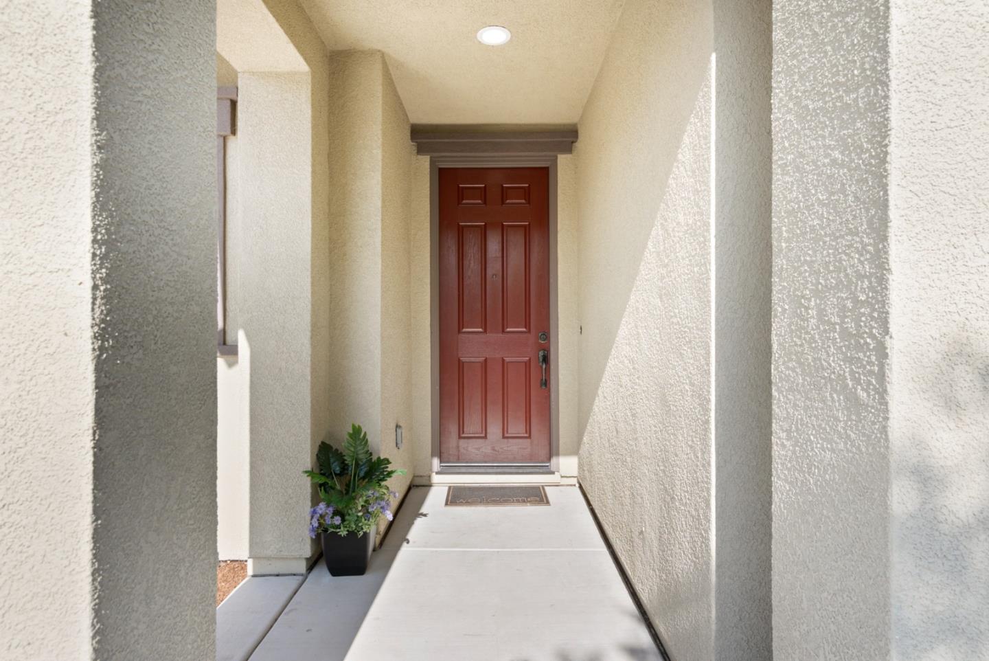 Detail Gallery Image 5 of 35 For 681 Segovia Dr, Hollister,  CA 95023 - 3 Beds | 3 Baths