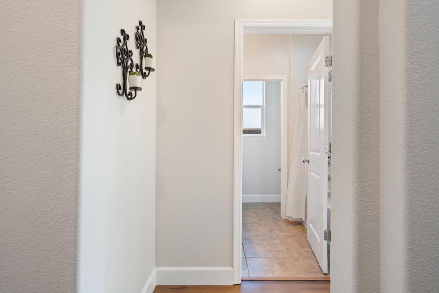 Detail Gallery Image 6 of 35 For 681 Segovia Dr, Hollister,  CA 95023 - 3 Beds | 3 Baths