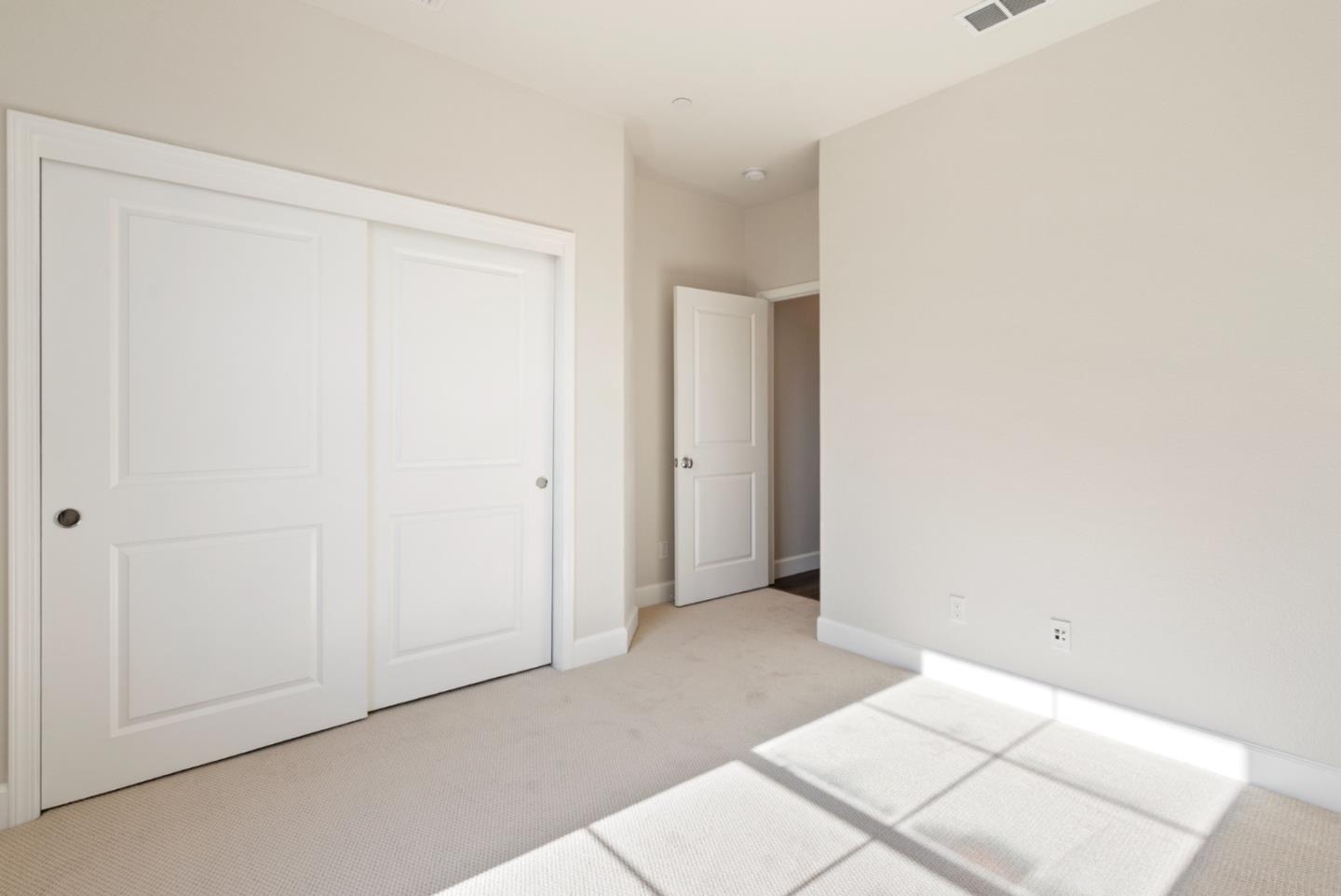 Detail Gallery Image 8 of 35 For 681 Segovia Dr, Hollister,  CA 95023 - 3 Beds | 3 Baths