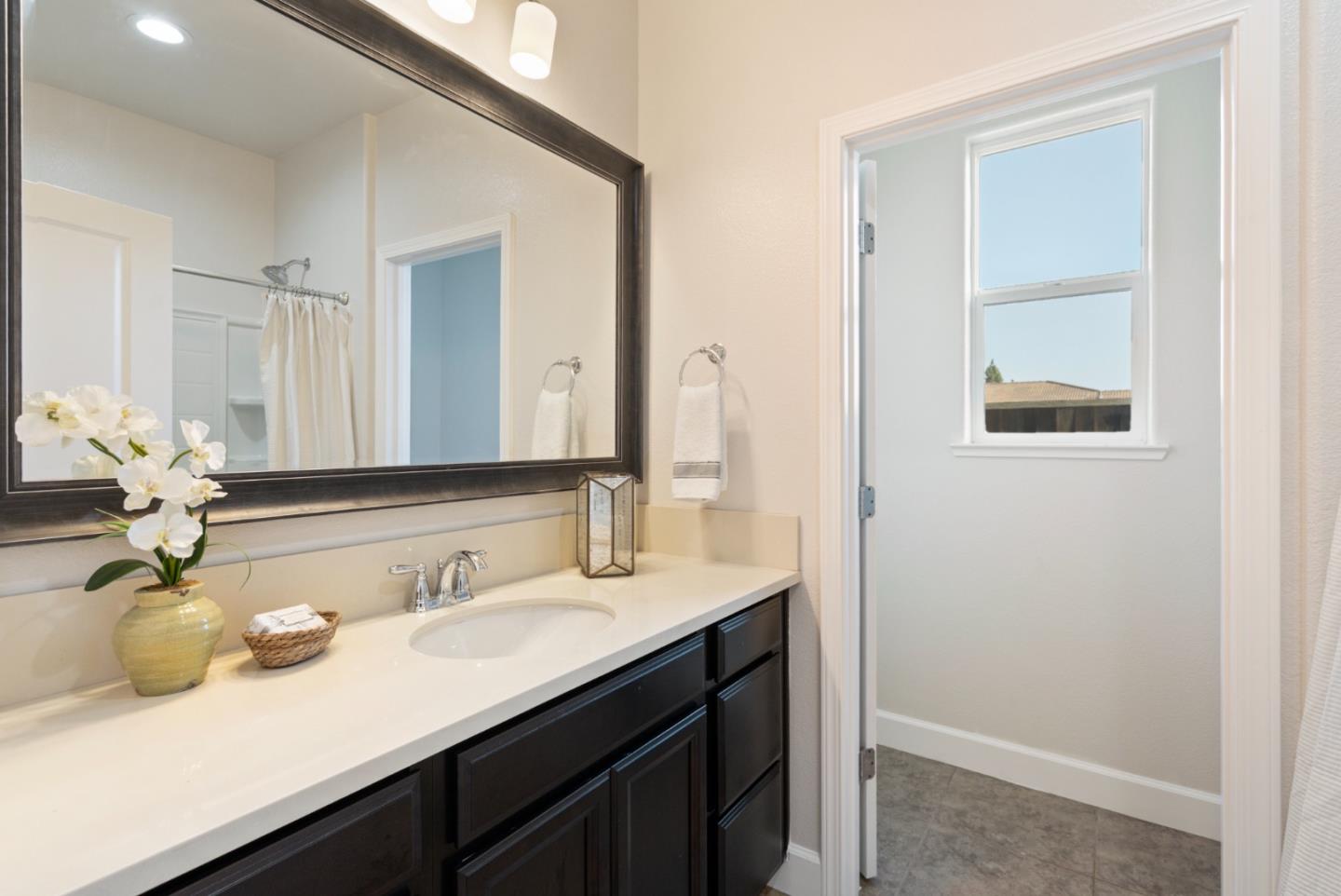 Detail Gallery Image 9 of 35 For 681 Segovia Dr, Hollister,  CA 95023 - 3 Beds | 3 Baths