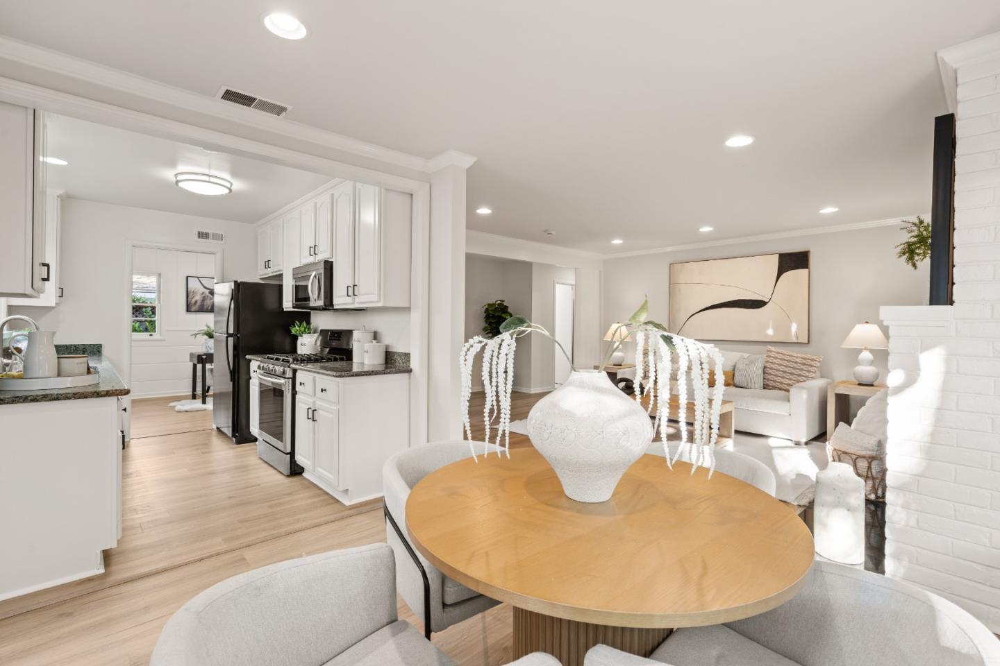 Detail Gallery Image 15 of 75 For 332 Camino Al Lago, Menlo Park,  CA 94027 - 3 Beds | 2 Baths