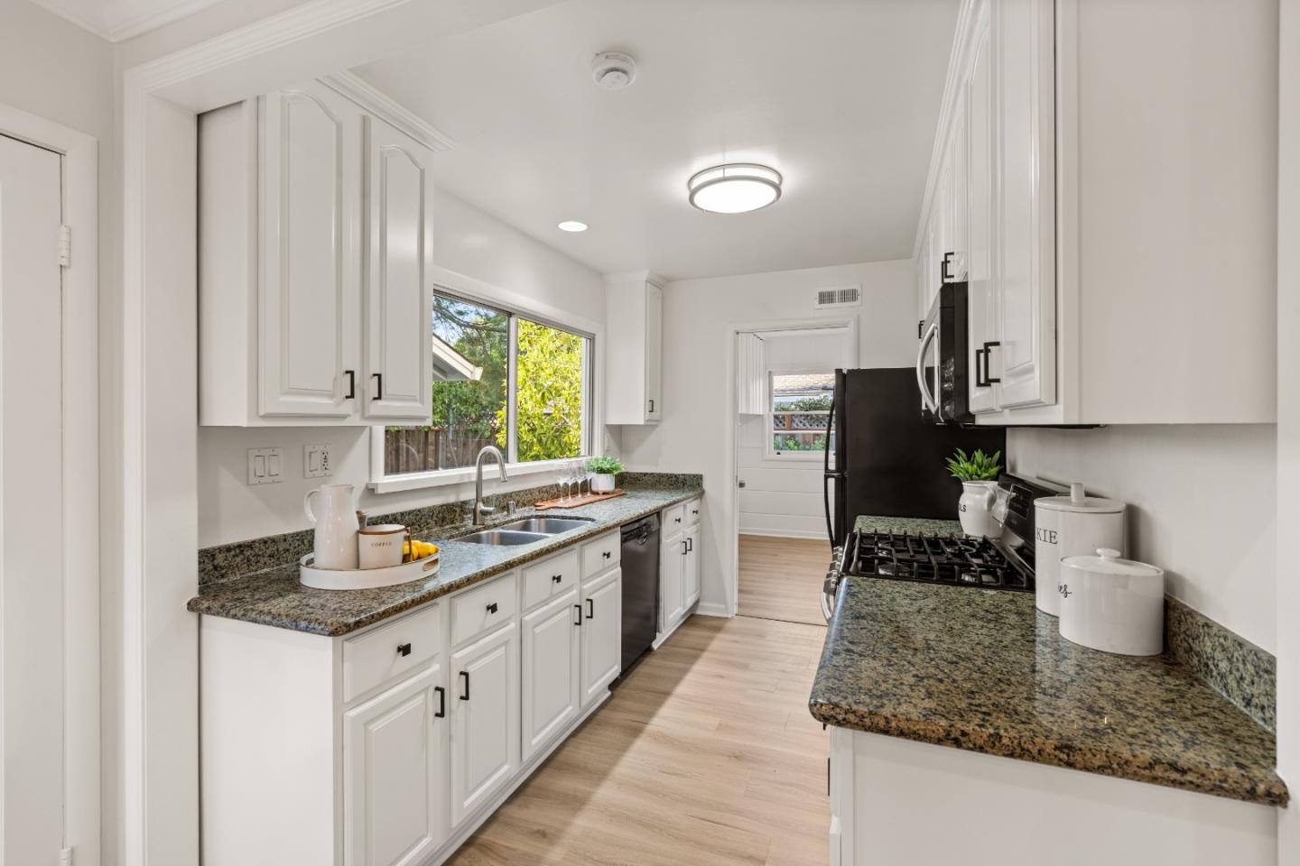 Detail Gallery Image 17 of 75 For 332 Camino Al Lago, Menlo Park,  CA 94027 - 3 Beds | 2 Baths
