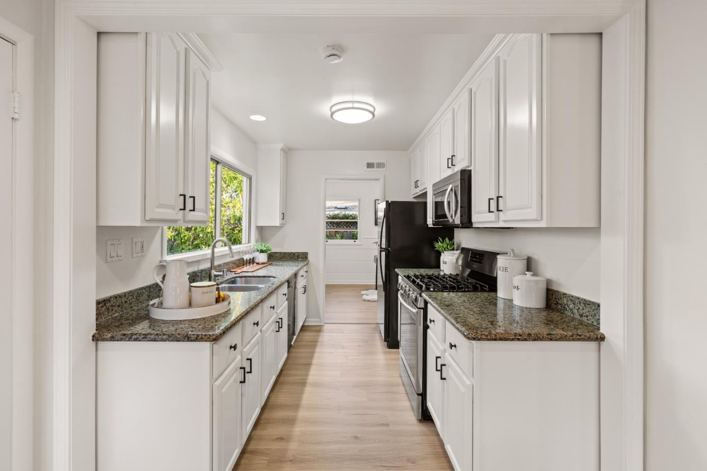 Detail Gallery Image 19 of 75 For 332 Camino Al Lago, Menlo Park,  CA 94027 - 3 Beds | 2 Baths