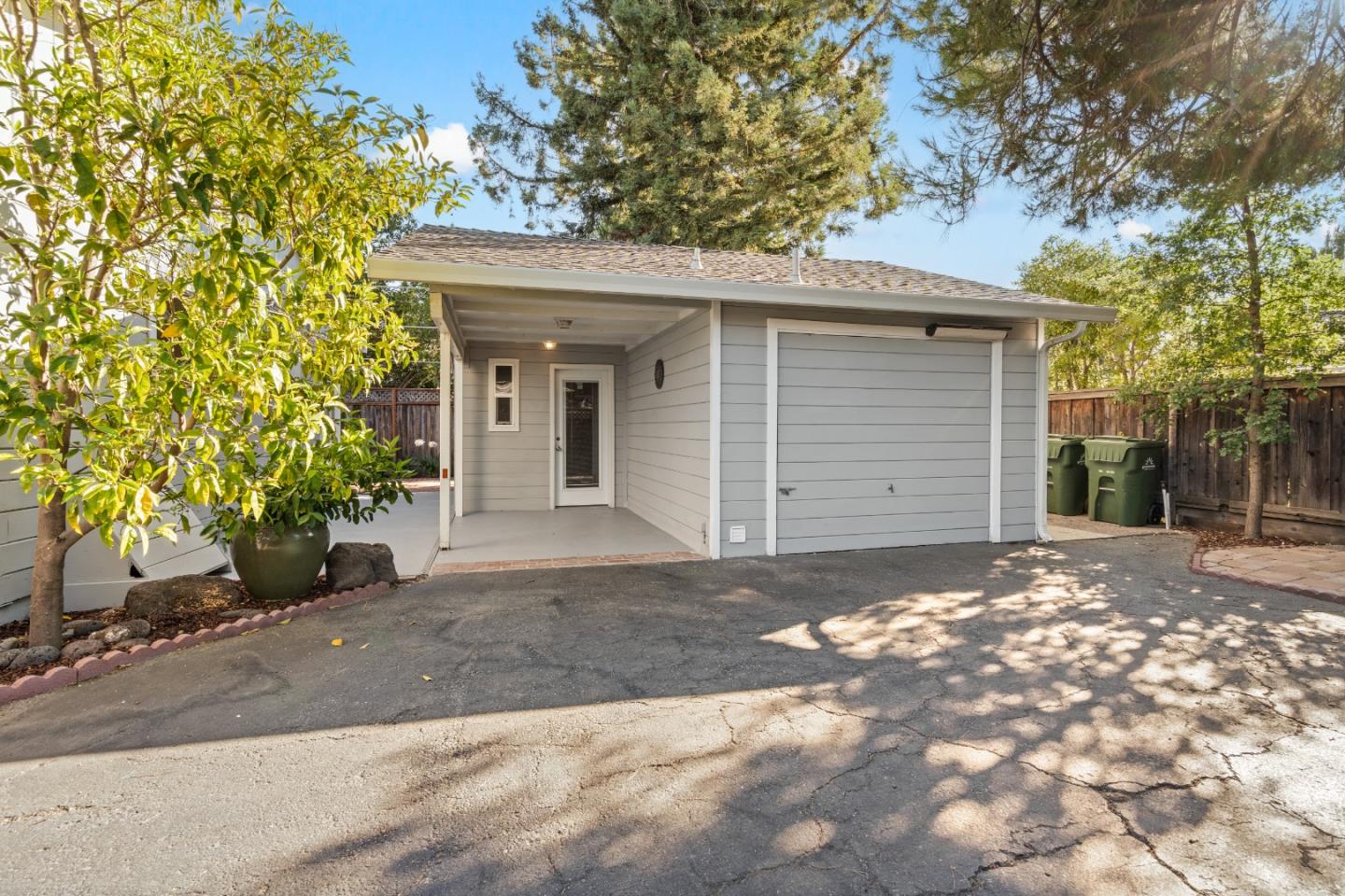 Detail Gallery Image 52 of 75 For 332 Camino Al Lago, Menlo Park,  CA 94027 - 3 Beds | 2 Baths