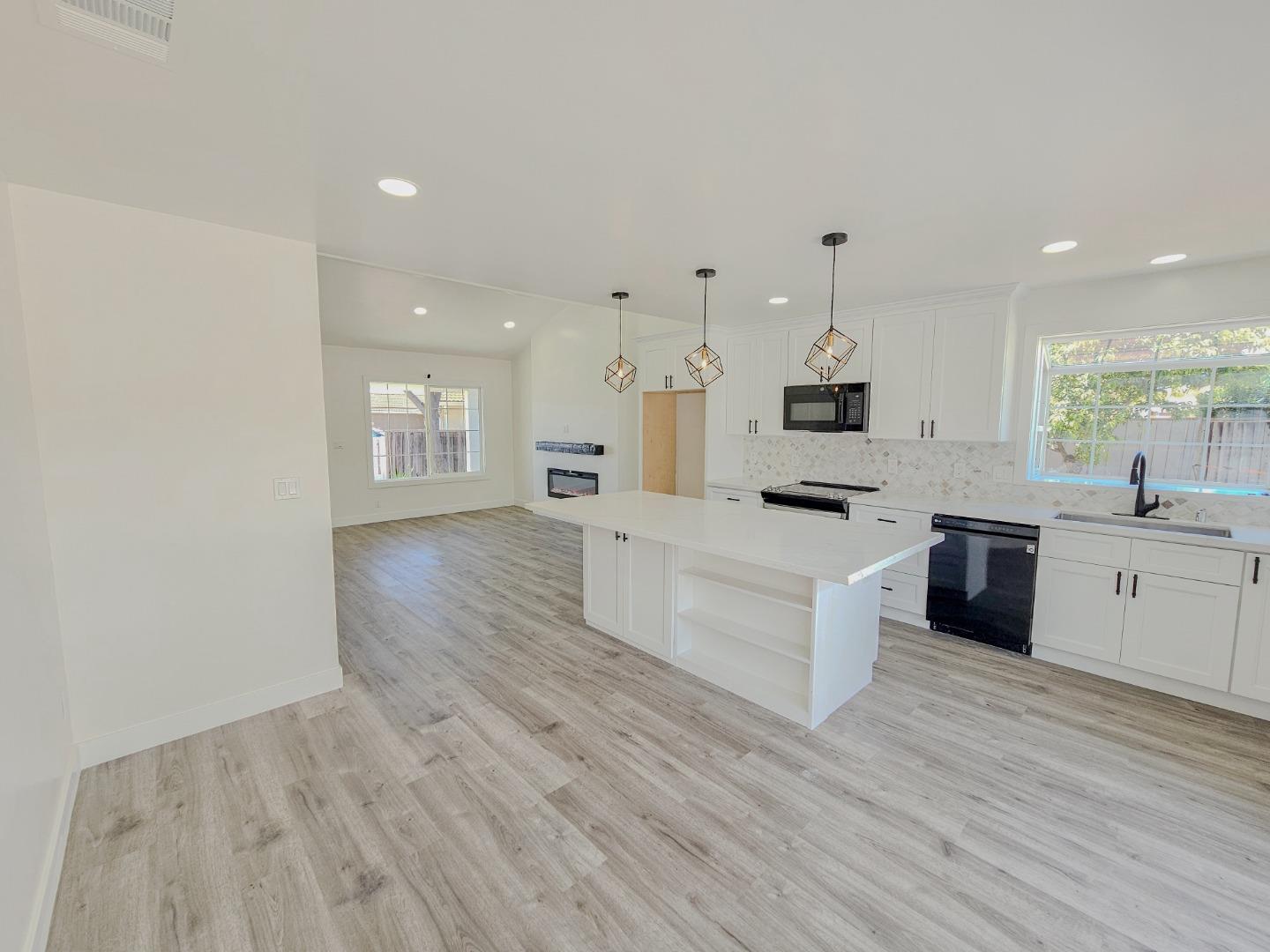 Detail Gallery Image 15 of 48 For 449 Chilberg Ct, San Jose,  CA 95133 - 4 Beds | 2 Baths