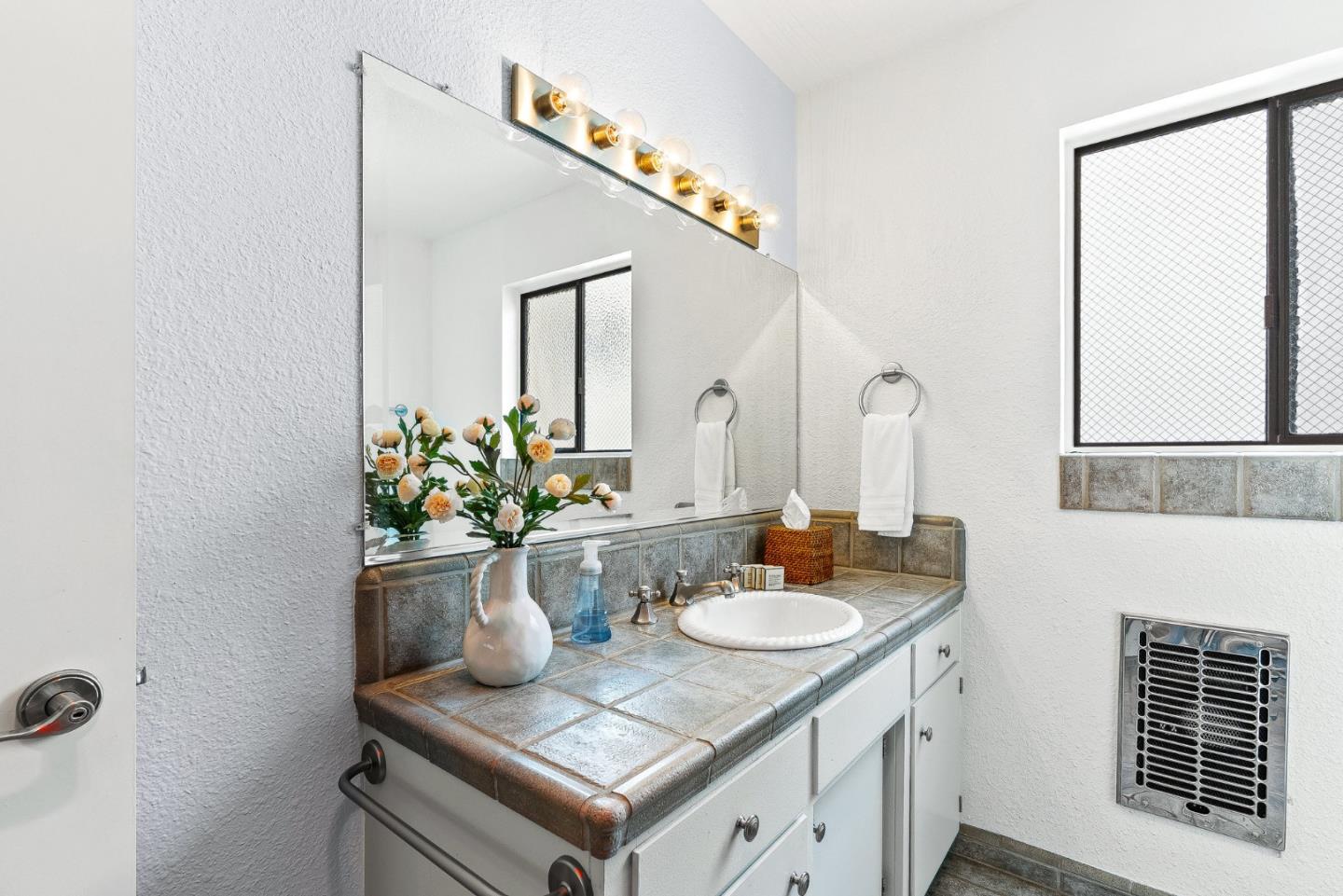 Detail Gallery Image 14 of 31 For 303 Cherry Ave, Capitola,  CA 95010 - 3 Beds | 2/1 Baths