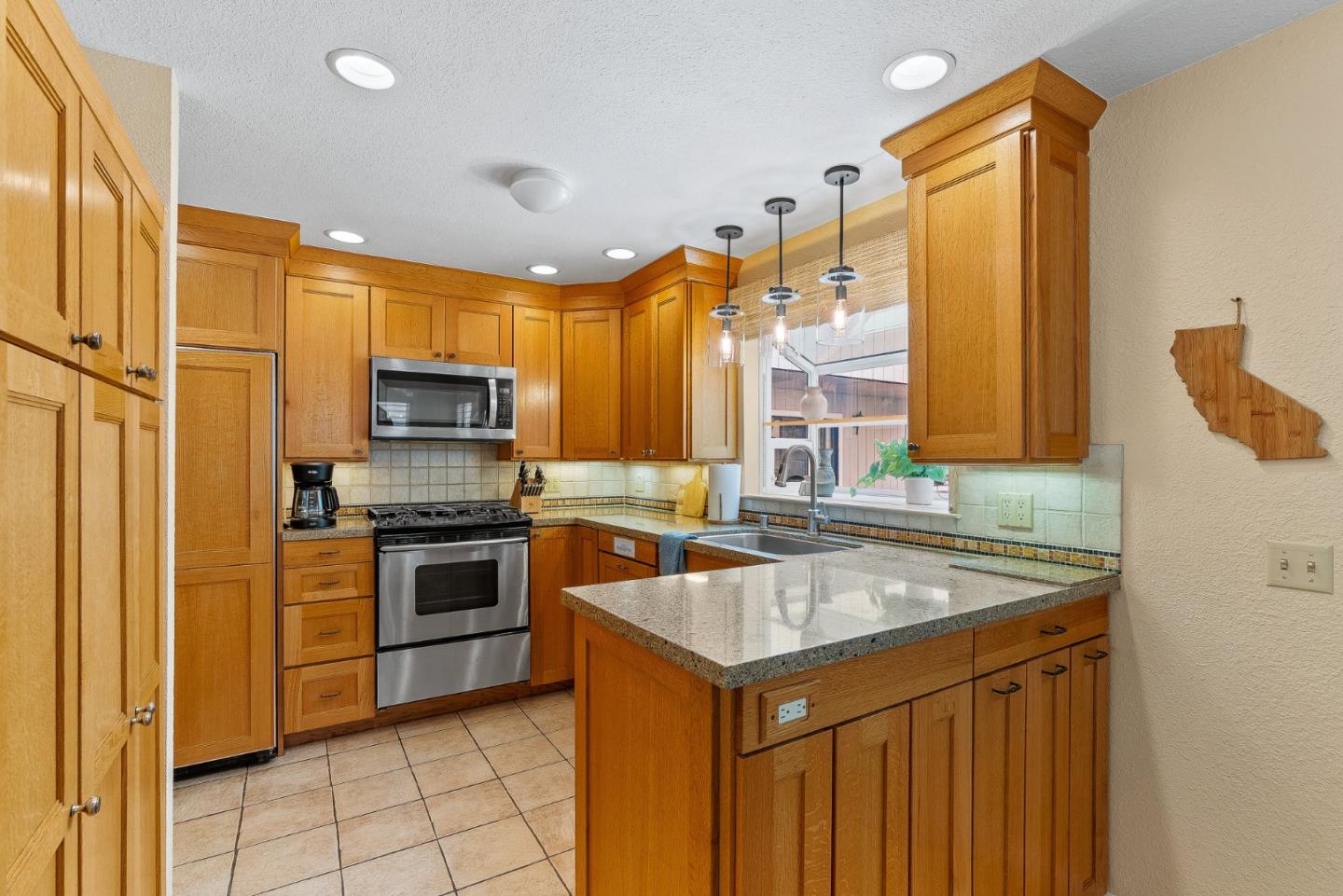 Detail Gallery Image 6 of 31 For 303 Cherry Ave, Capitola,  CA 95010 - 3 Beds | 2/1 Baths
