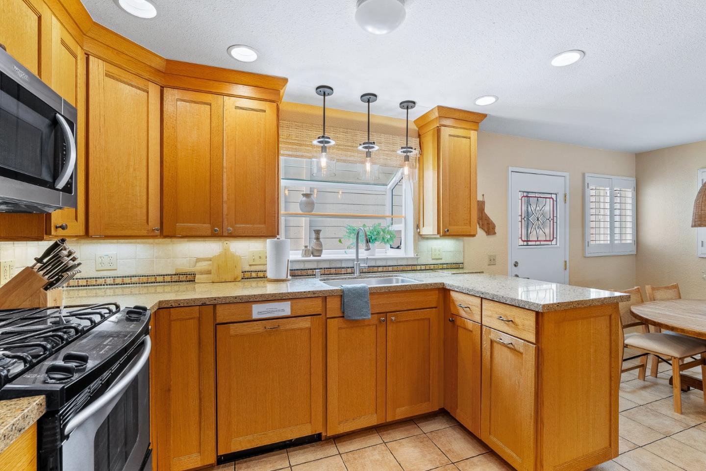 Detail Gallery Image 7 of 31 For 303 Cherry Ave, Capitola,  CA 95010 - 3 Beds | 2/1 Baths