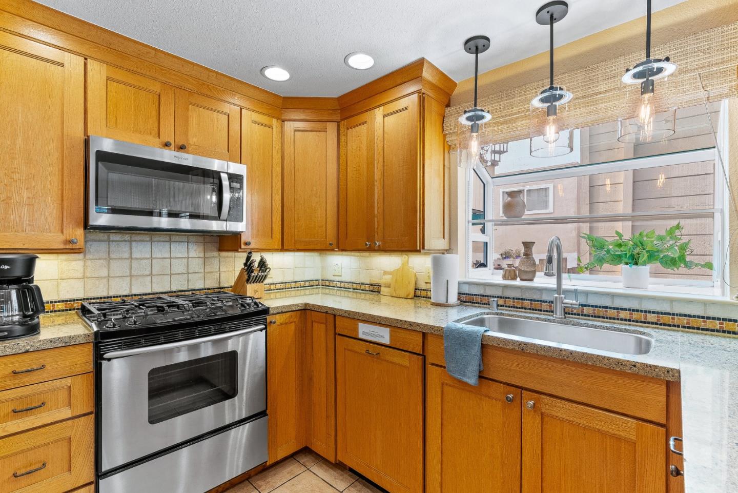 Detail Gallery Image 9 of 31 For 303 Cherry Ave, Capitola,  CA 95010 - 3 Beds | 2/1 Baths