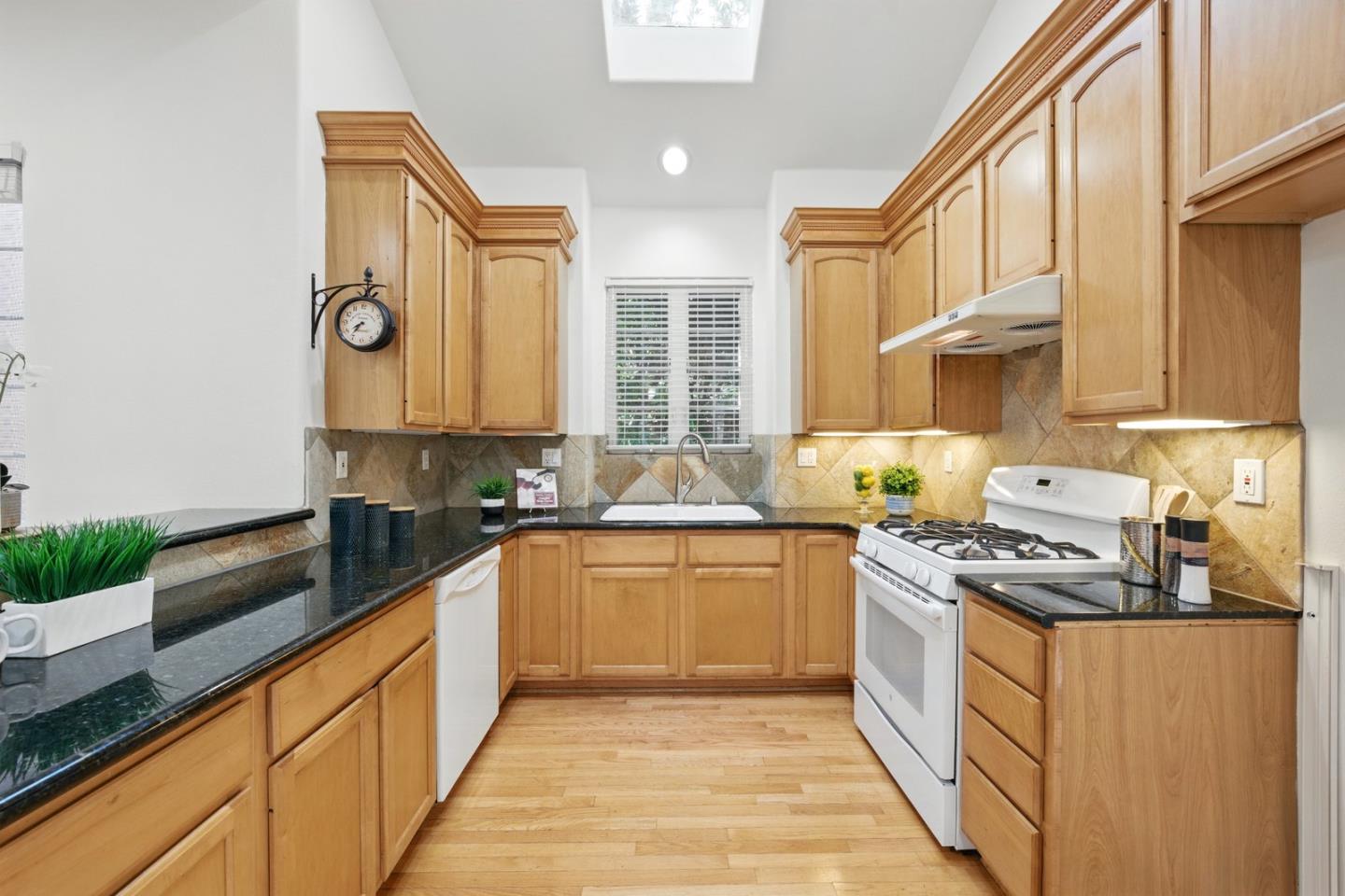 Detail Gallery Image 8 of 30 For 1729 Bucknall Rd, Campbell,  CA 95008 - 4 Beds | 2/1 Baths