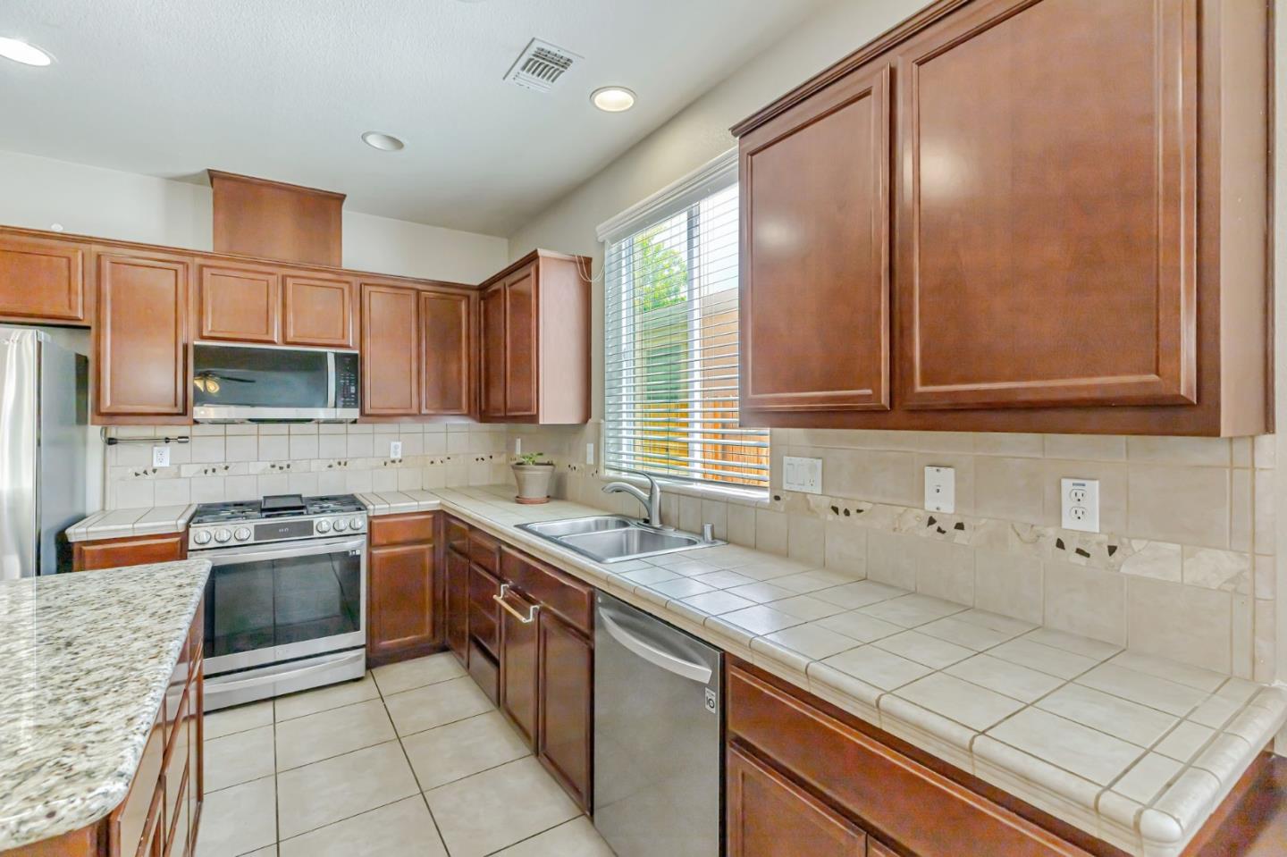 Detail Gallery Image 10 of 36 For 3760 Mirtoon Sea Ave, Sacramento,  CA 95834 - 4 Beds | 3 Baths