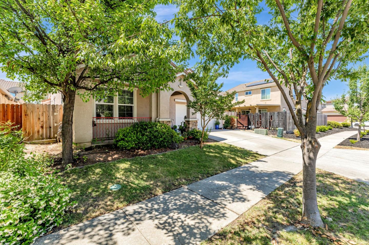 Detail Gallery Image 3 of 36 For 3760 Mirtoon Sea Ave, Sacramento,  CA 95834 - 4 Beds | 3 Baths
