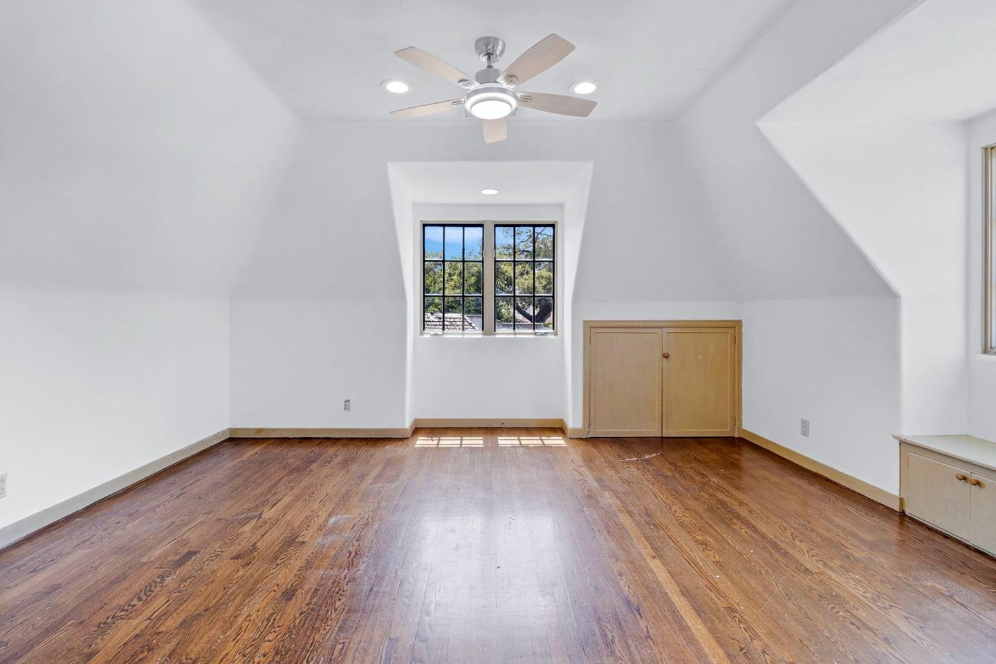 Detail Gallery Image 32 of 58 For 8 Los Laureles Ave, Salinas,  CA 93901 - 7 Beds | 5/1 Baths