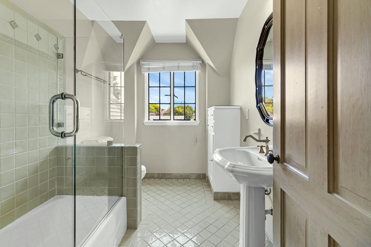Detail Gallery Image 37 of 58 For 8 Los Laureles Ave, Salinas,  CA 93901 - 7 Beds | 5/1 Baths