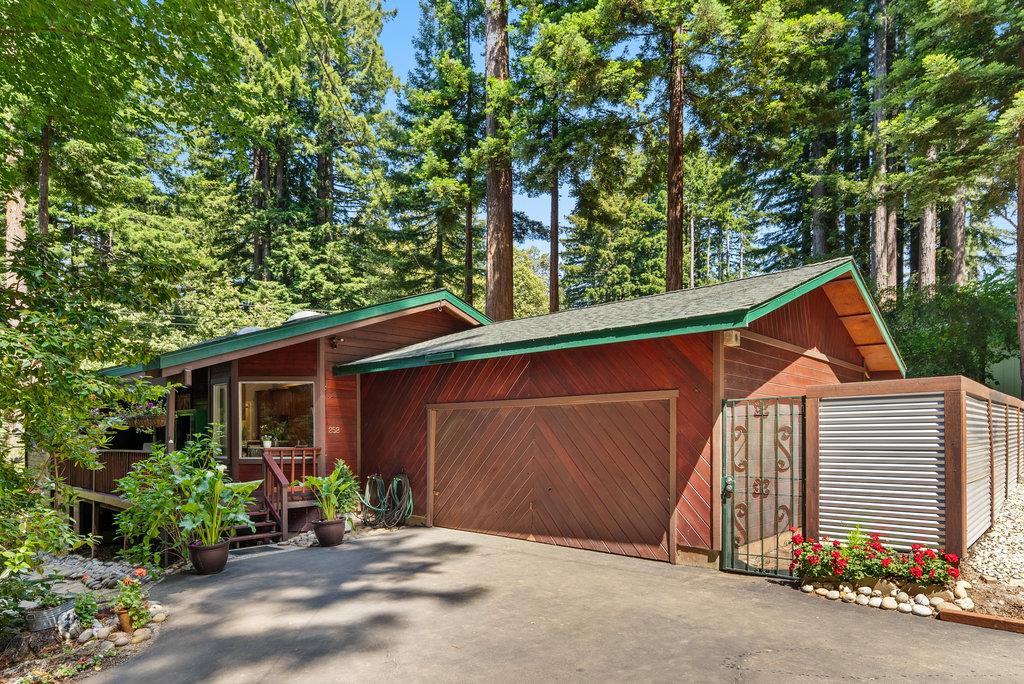Detail Gallery Image 3 of 35 For 252 Nichols Dr, Santa Cruz,  CA 95060 - 3 Beds | 2 Baths
