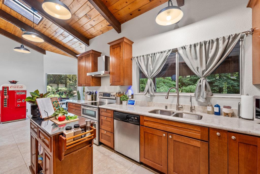Detail Gallery Image 6 of 35 For 252 Nichols Dr, Santa Cruz,  CA 95060 - 3 Beds | 2 Baths