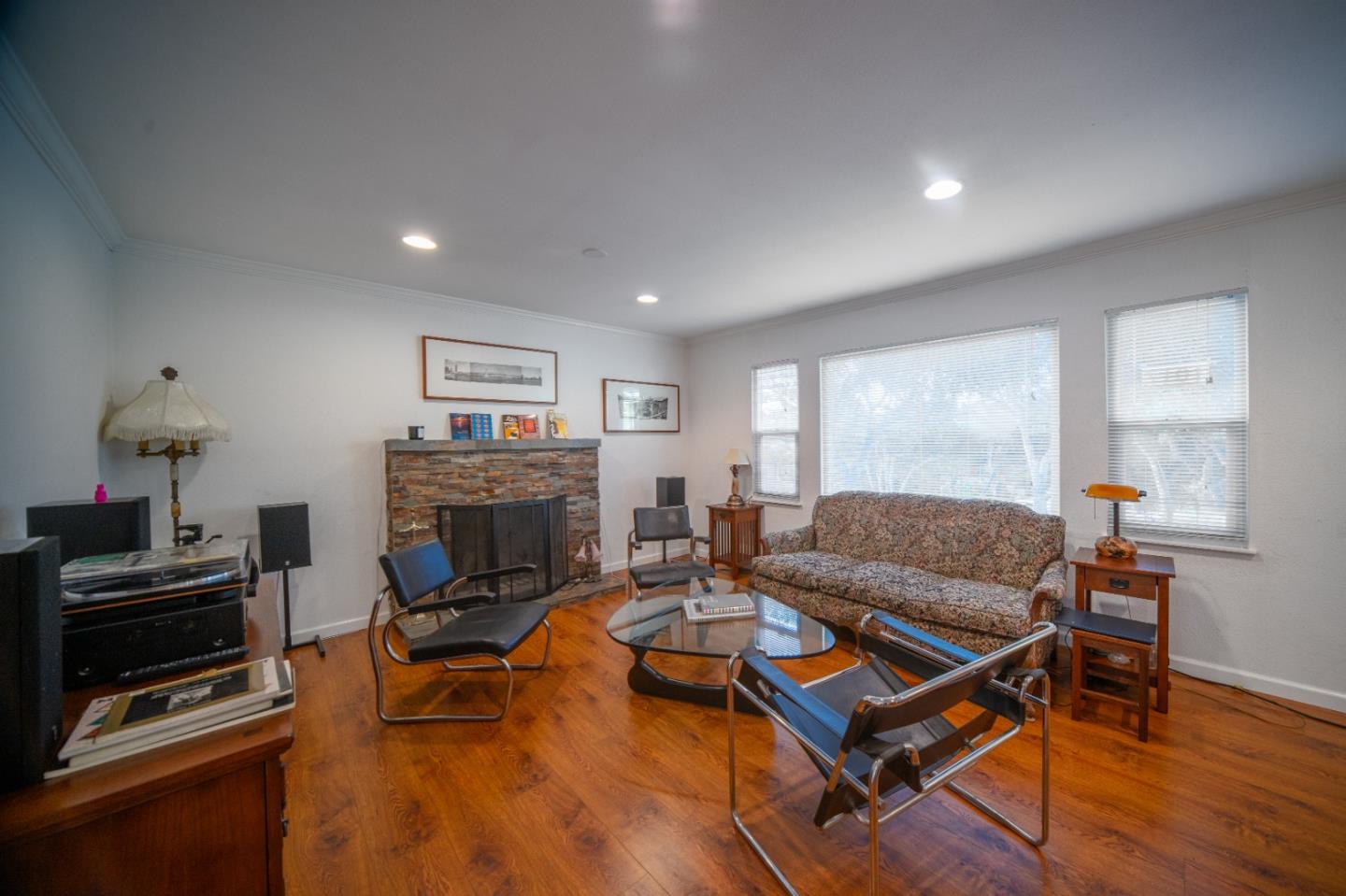 Detail Gallery Image 3 of 13 For 1017 via Verde, Del Rey Oaks,  CA 93940 - 3 Beds | 1/1 Baths