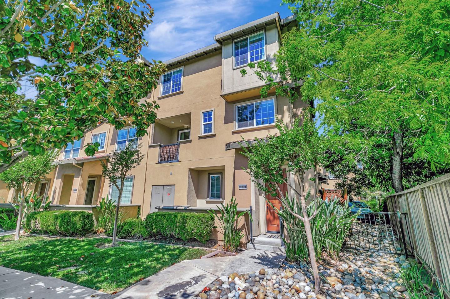 Detail Gallery Image 2 of 49 For 2070 Almaden Rd, San Jose,  CA 95125 - 2 Beds | 2/1 Baths