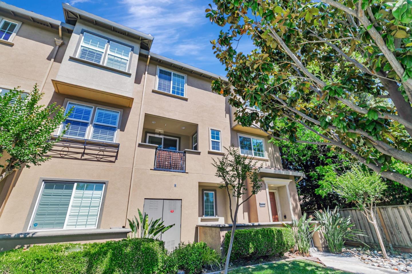 Detail Gallery Image 3 of 49 For 2070 Almaden Rd, San Jose,  CA 95125 - 2 Beds | 2/1 Baths