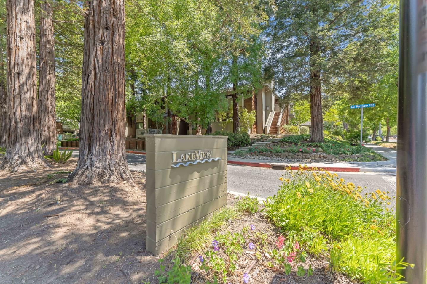 Detail Gallery Image 4 of 26 For 2004 La Terrace Cir, San Jose,  CA 95123 - 1 Beds | 1 Baths