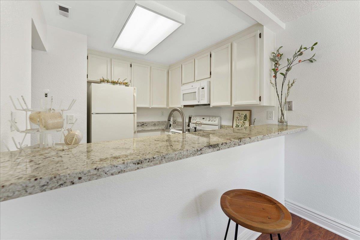 Detail Gallery Image 6 of 26 For 2004 La Terrace Cir, San Jose,  CA 95123 - 1 Beds | 1 Baths