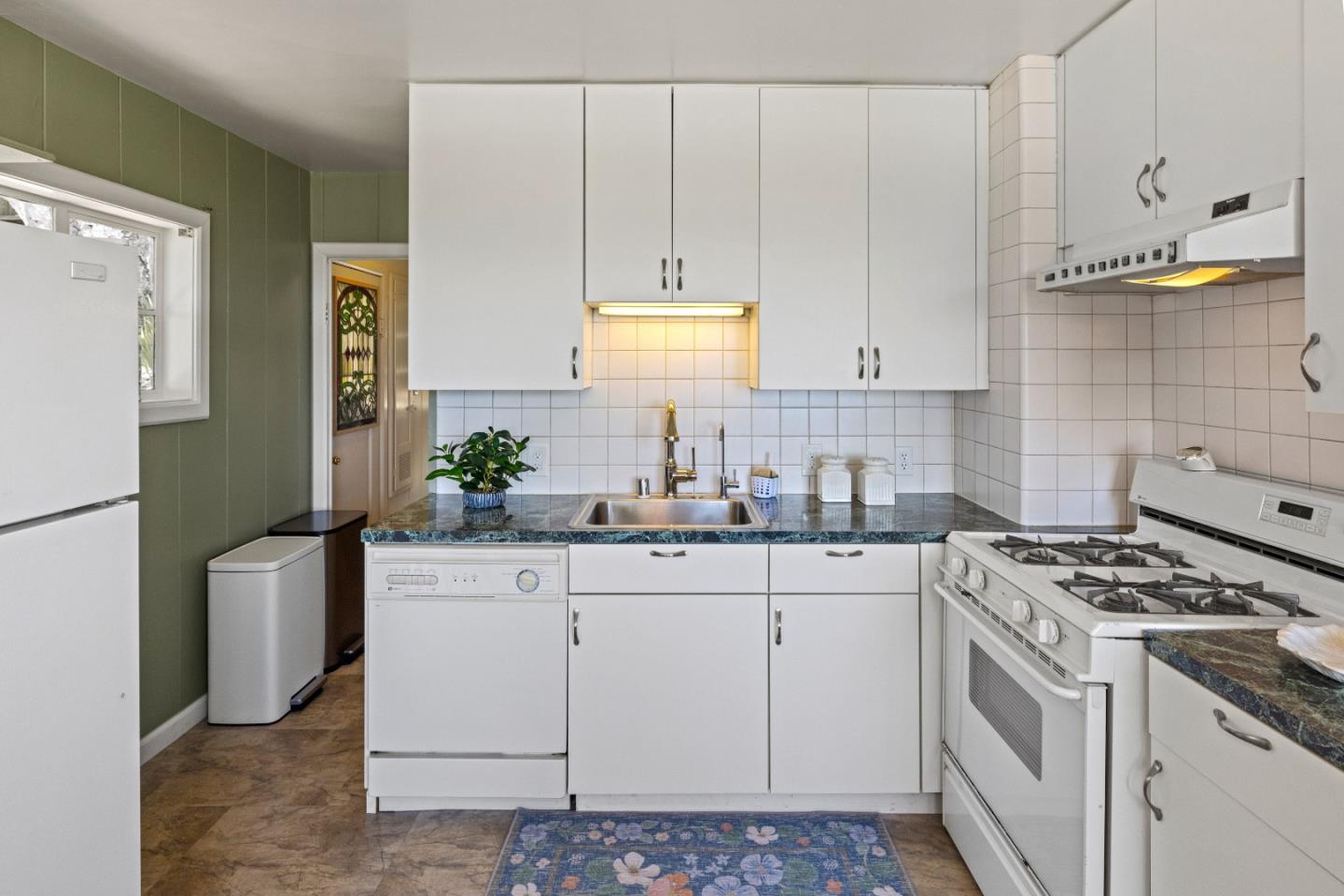Detail Gallery Image 14 of 46 For 705 Grace St, Monterey,  CA 93940 - 3 Beds | 2 Baths
