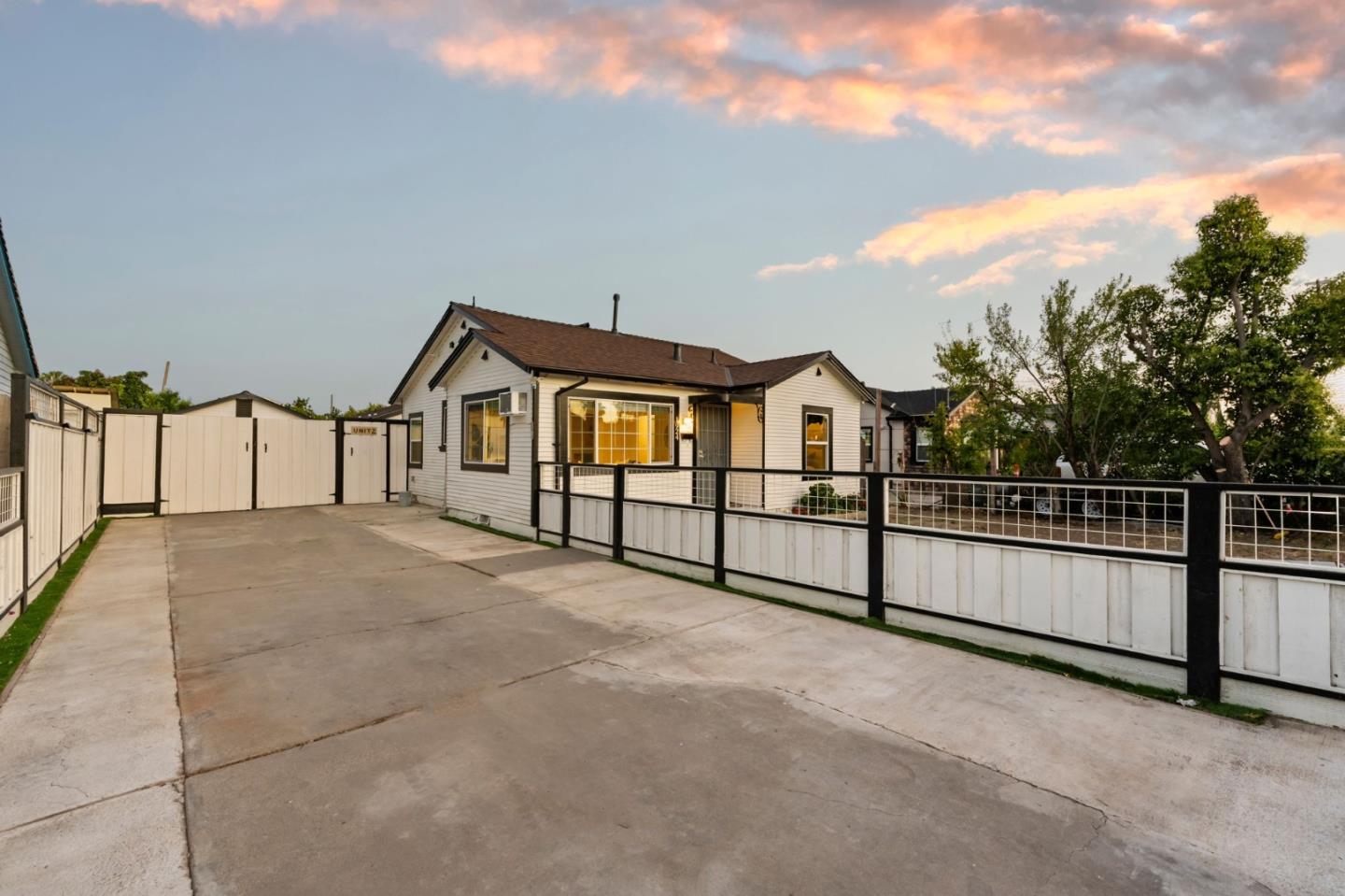 Detail Gallery Image 3 of 43 For 1924 Kammerer Ave, San Jose,  CA 95116 - 2 Beds | 1 Baths