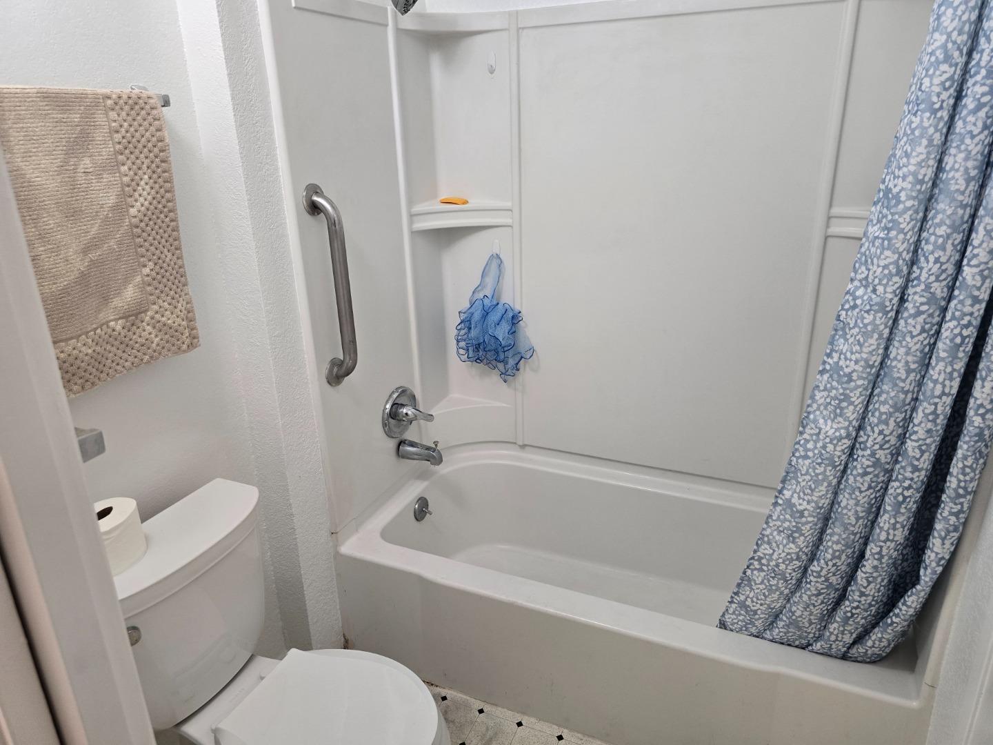 Detail Gallery Image 15 of 26 For 2416 N Main St #B,  Salinas,  CA 93906 - 2 Beds | 1/1 Baths