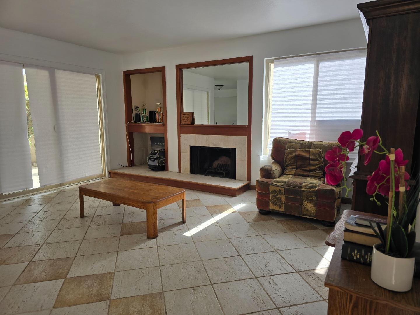 Detail Gallery Image 5 of 26 For 2416 N Main St #B,  Salinas,  CA 93906 - 2 Beds | 1/1 Baths
