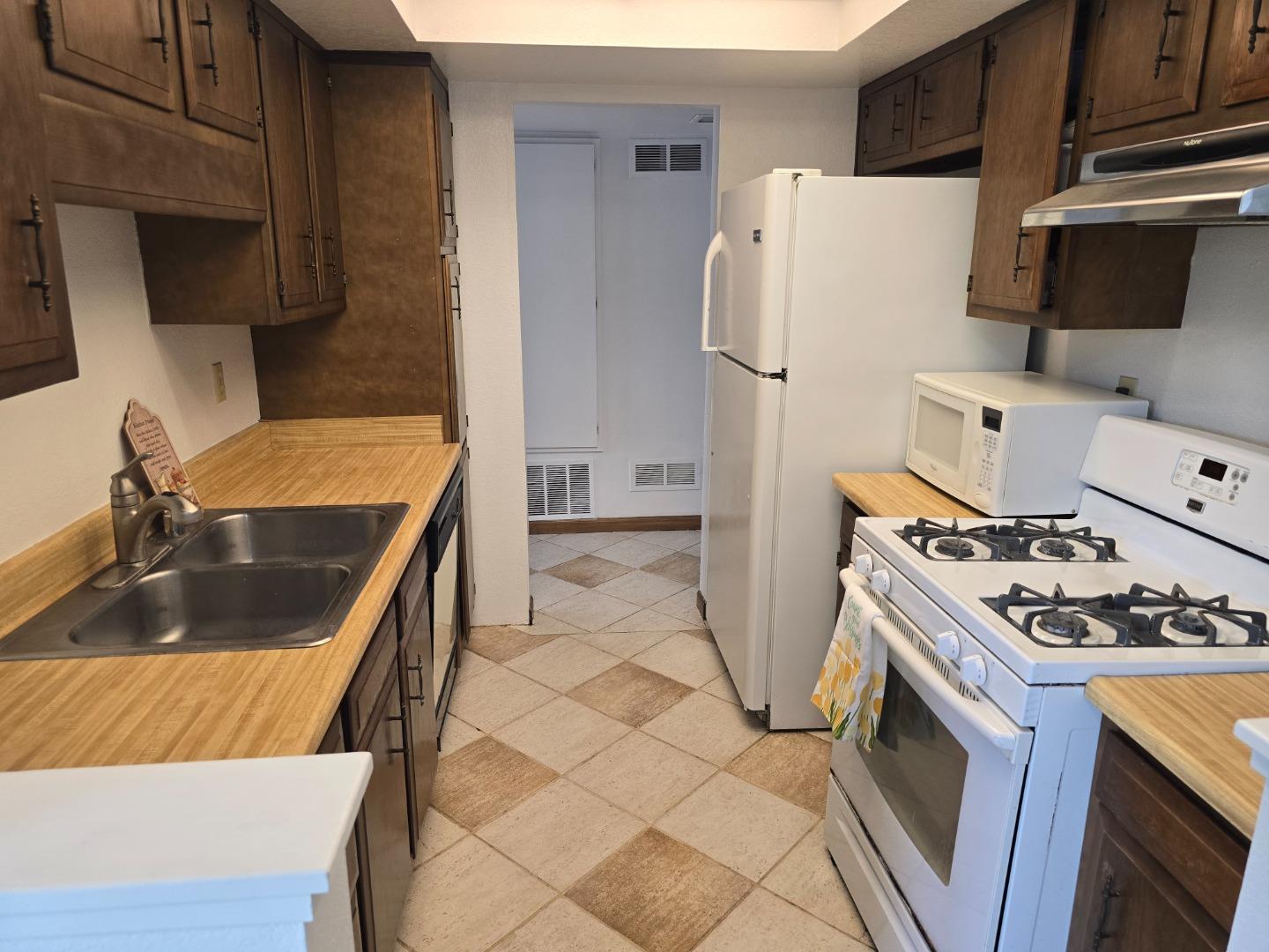 Detail Gallery Image 8 of 26 For 2416 N Main St #B,  Salinas,  CA 93906 - 2 Beds | 1/1 Baths
