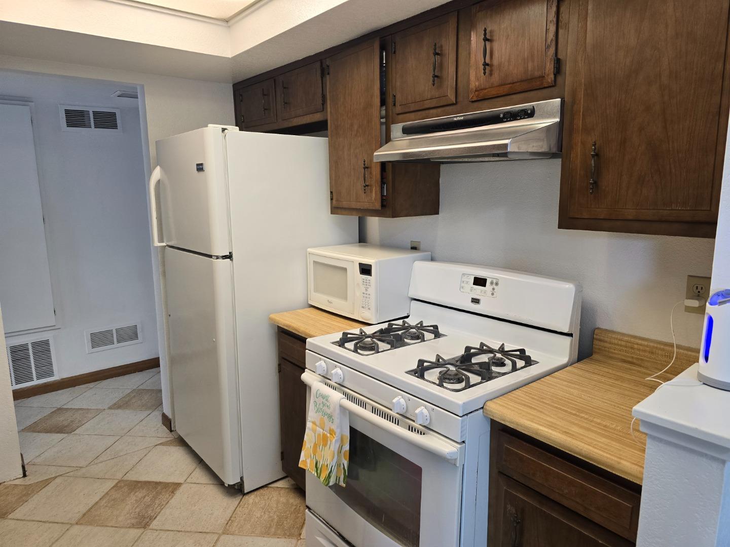 Detail Gallery Image 9 of 26 For 2416 N Main St #B,  Salinas,  CA 93906 - 2 Beds | 1/1 Baths