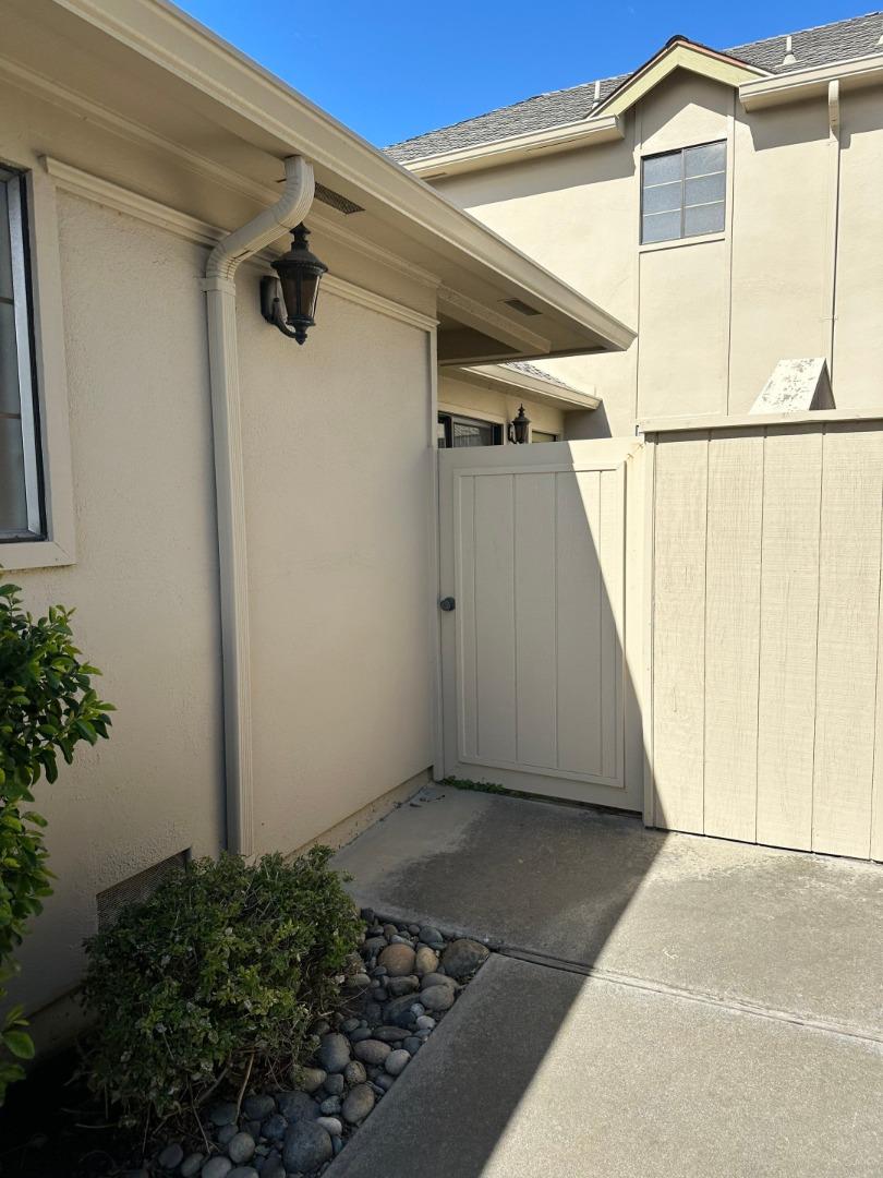 Detail Gallery Image 3 of 8 For 130 Nissen Rd #2,  Salinas,  CA 93901 - 3 Beds | 2 Baths