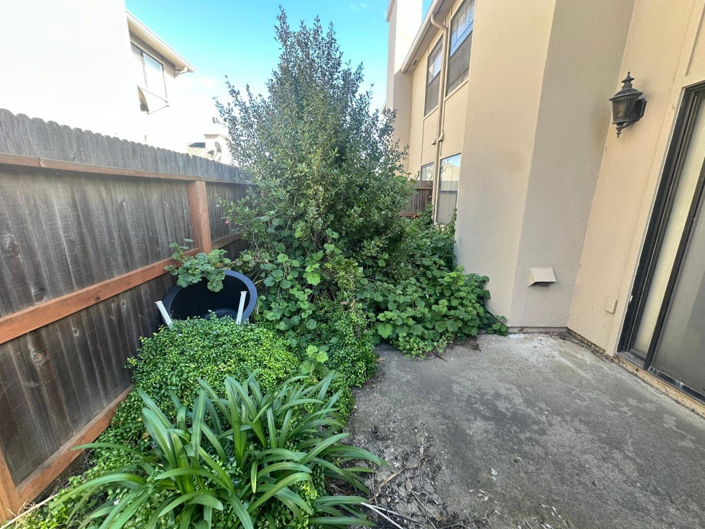 Detail Gallery Image 4 of 8 For 130 Nissen Rd #2,  Salinas,  CA 93901 - 3 Beds | 2 Baths