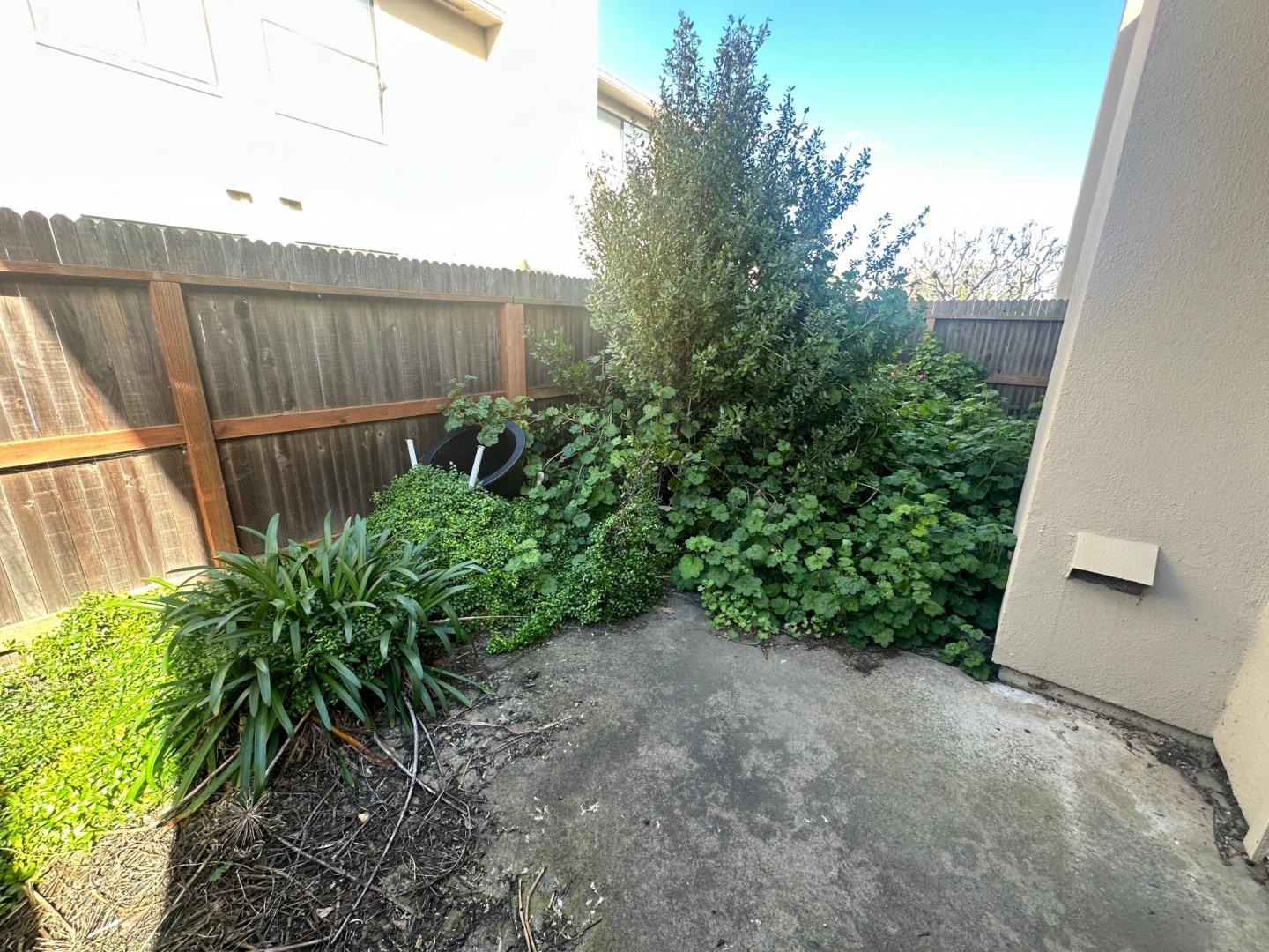 Detail Gallery Image 5 of 8 For 130 Nissen Rd #2,  Salinas,  CA 93901 - 3 Beds | 2 Baths