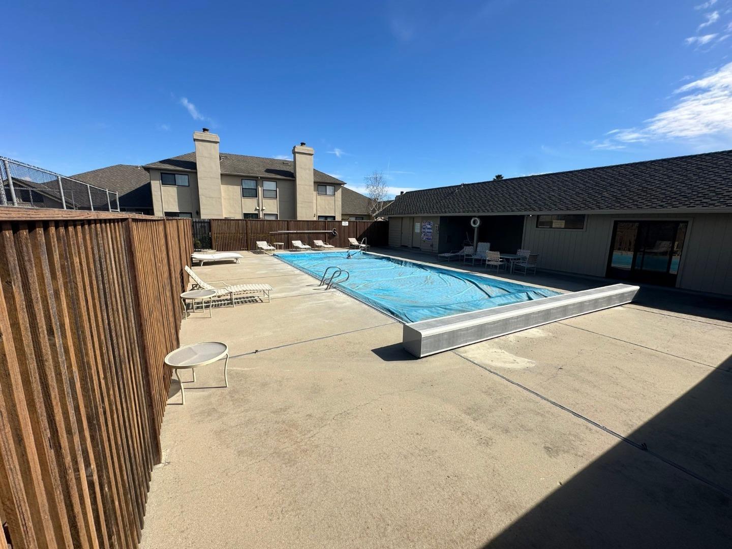 Detail Gallery Image 8 of 8 For 130 Nissen Rd #2,  Salinas,  CA 93901 - 3 Beds | 2 Baths