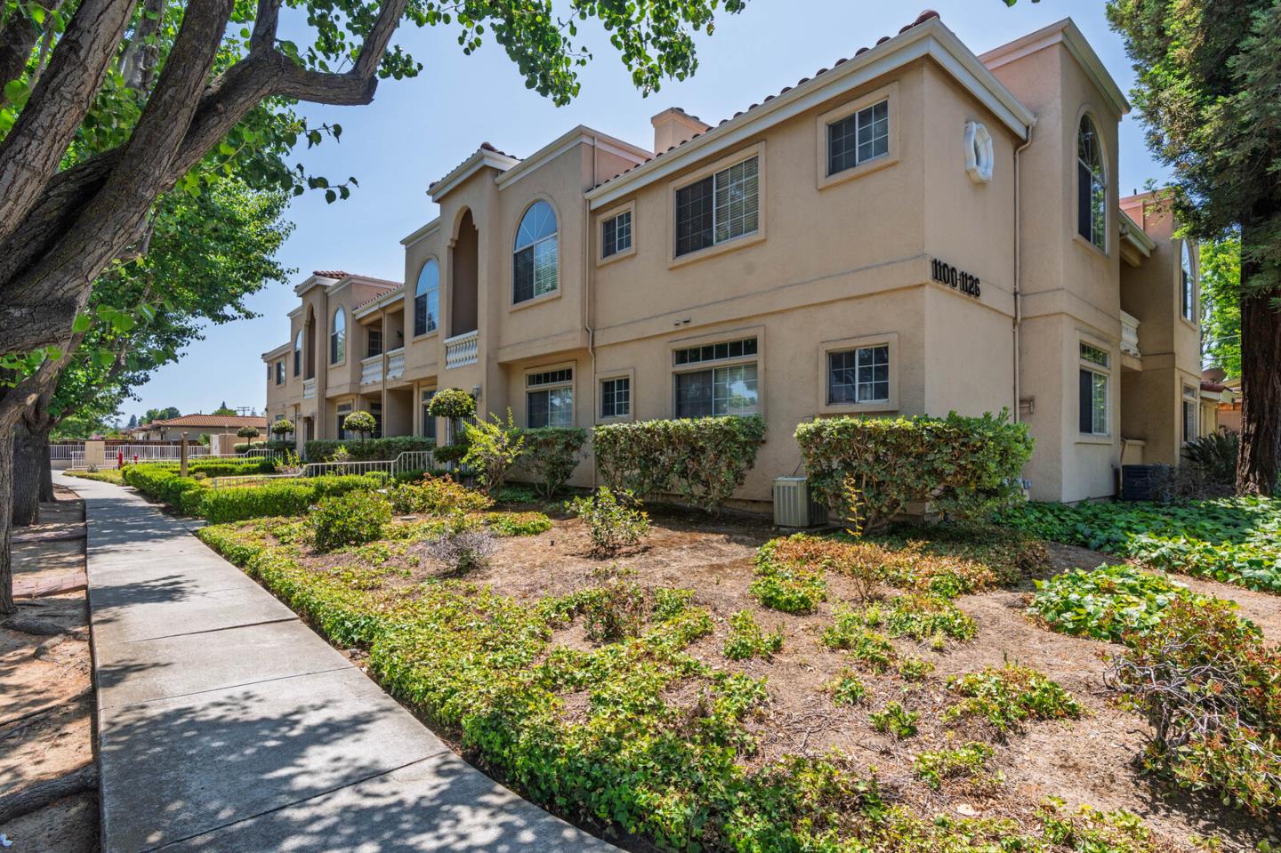 Detail Gallery Image 8 of 77 For 1114 S Winchester Blvd, San Jose,  CA 95128 - 2 Beds | 2 Baths