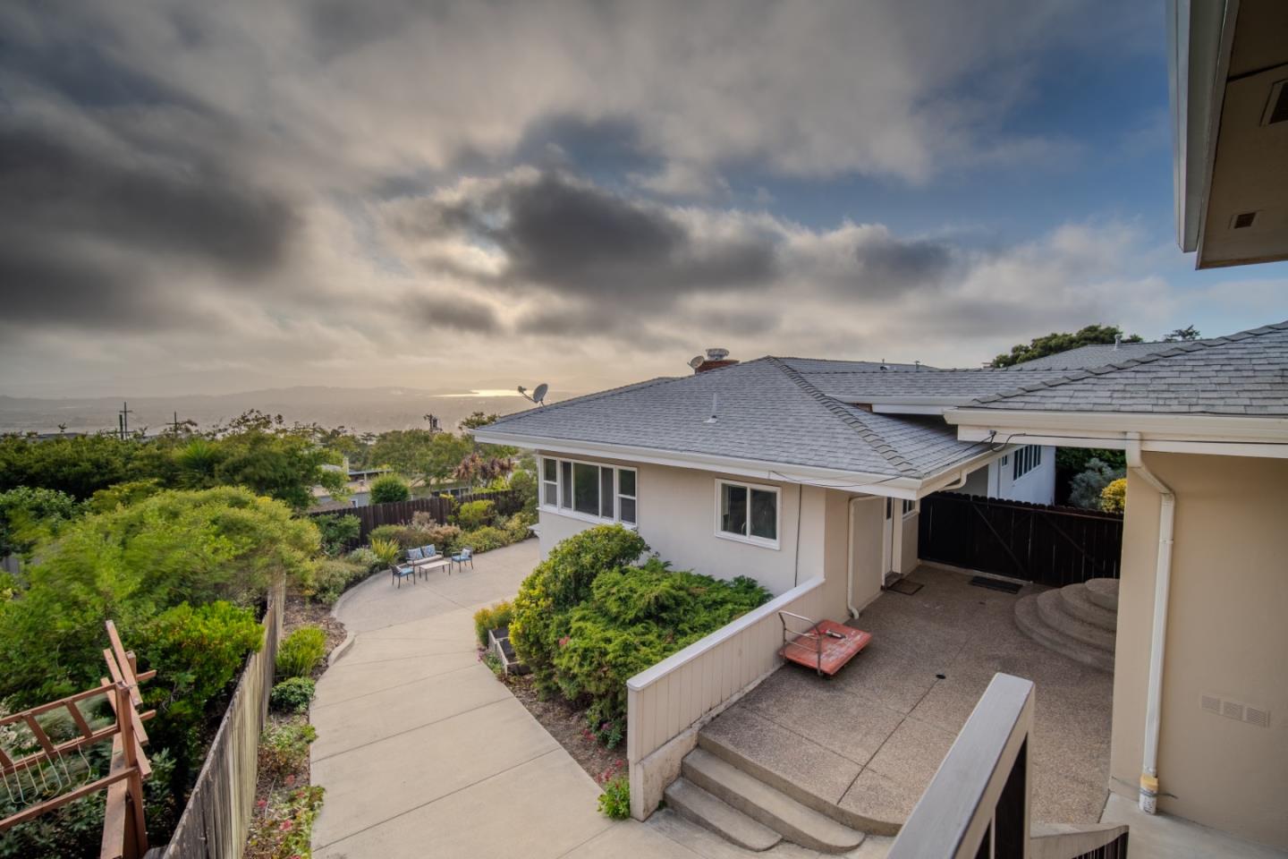 Detail Gallery Image 2 of 40 For 2735 Del Monte Ave, El Cerrito,  CA 94530 - 6 Beds | 4 Baths