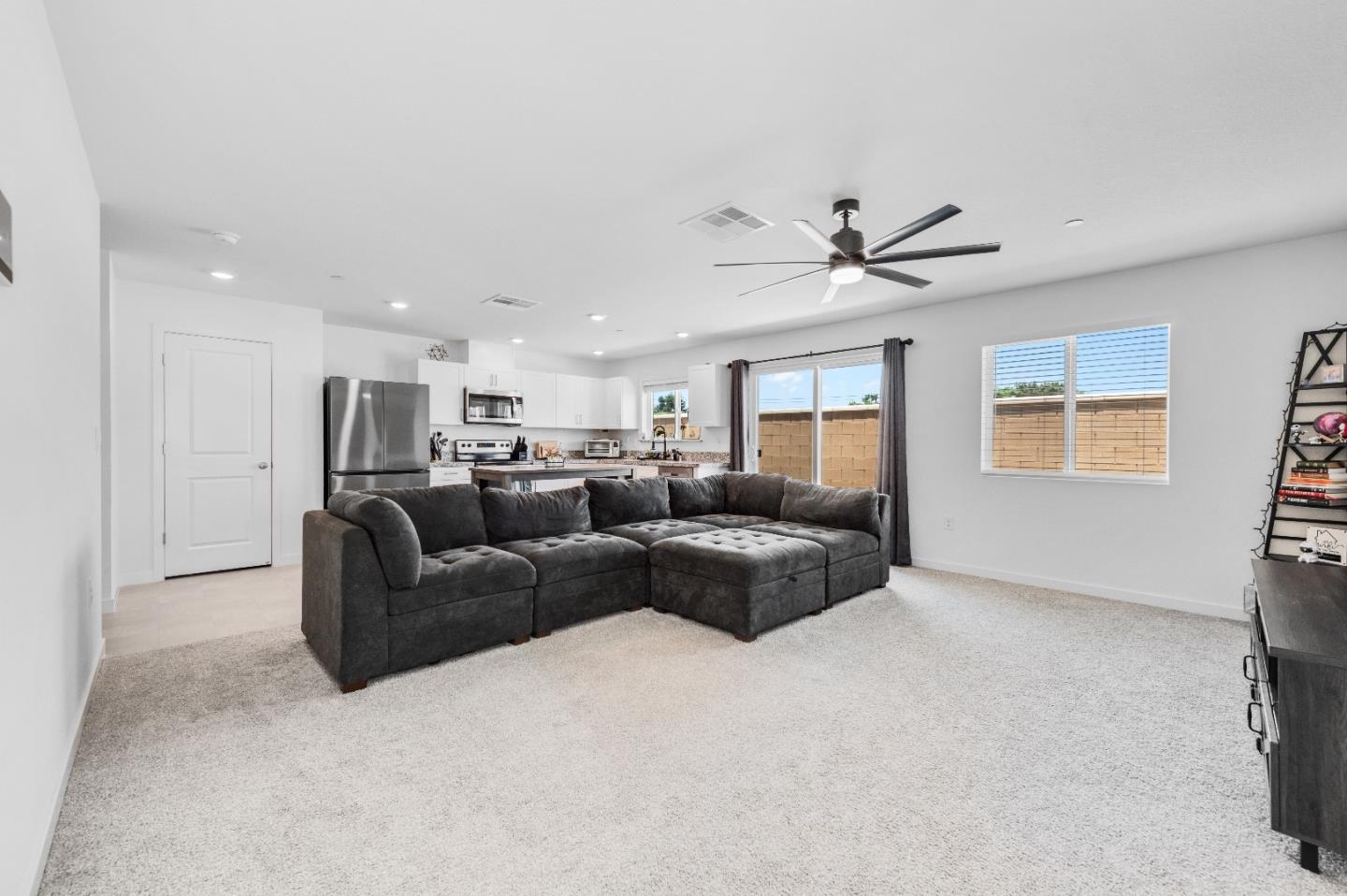 Detail Gallery Image 5 of 33 For 7741 Forestdale Way, Elk Grove,  CA 95758 - 4 Beds | 2/1 Baths