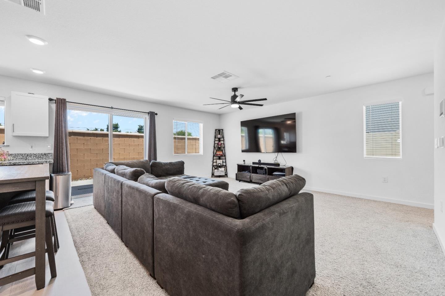 Detail Gallery Image 7 of 33 For 7741 Forestdale Way, Elk Grove,  CA 95758 - 4 Beds | 2/1 Baths