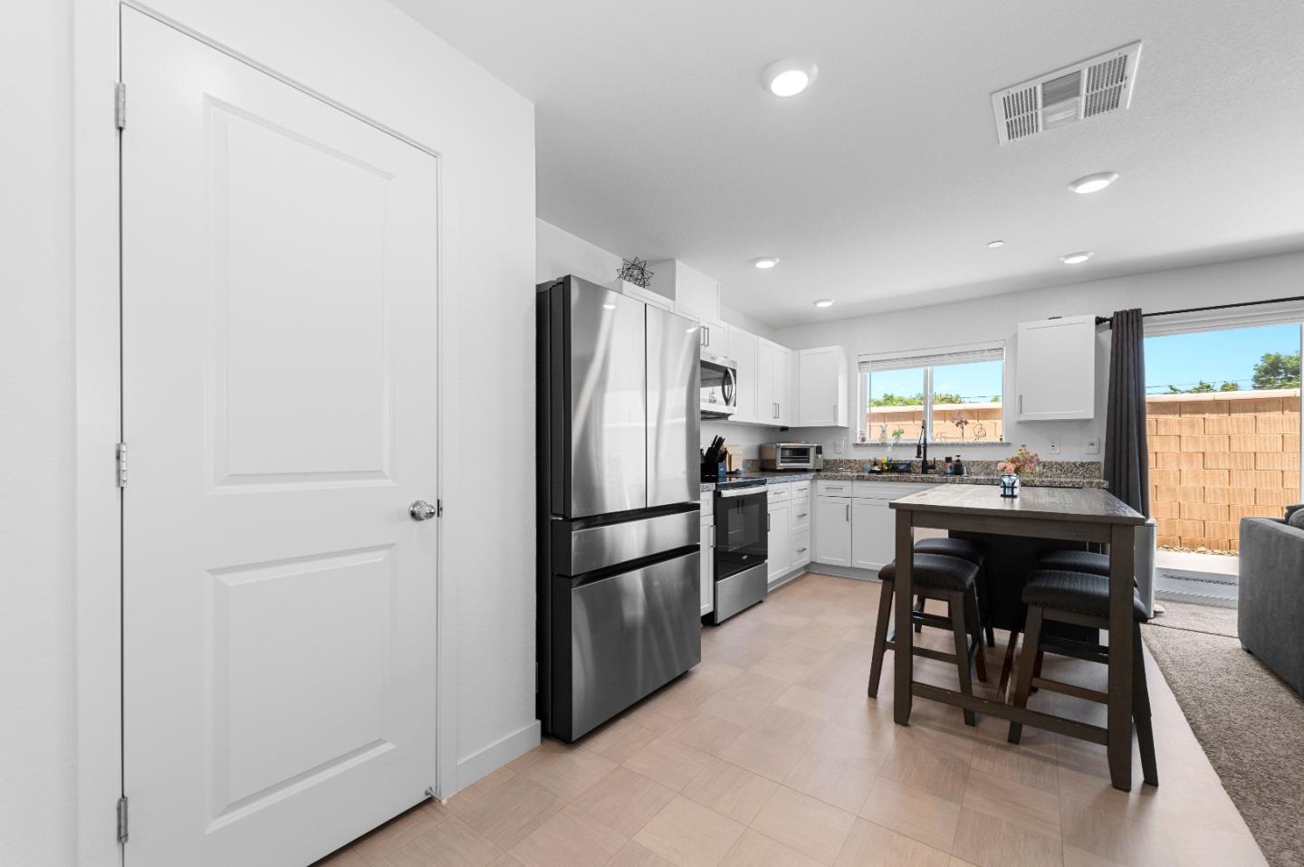 Detail Gallery Image 8 of 33 For 7741 Forestdale Way, Elk Grove,  CA 95758 - 4 Beds | 2/1 Baths