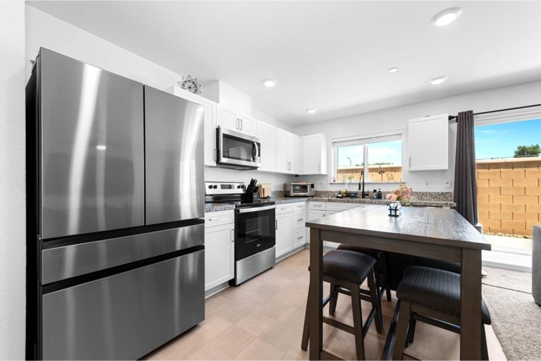 Detail Gallery Image 9 of 33 For 7741 Forestdale Way, Elk Grove,  CA 95758 - 4 Beds | 2/1 Baths
