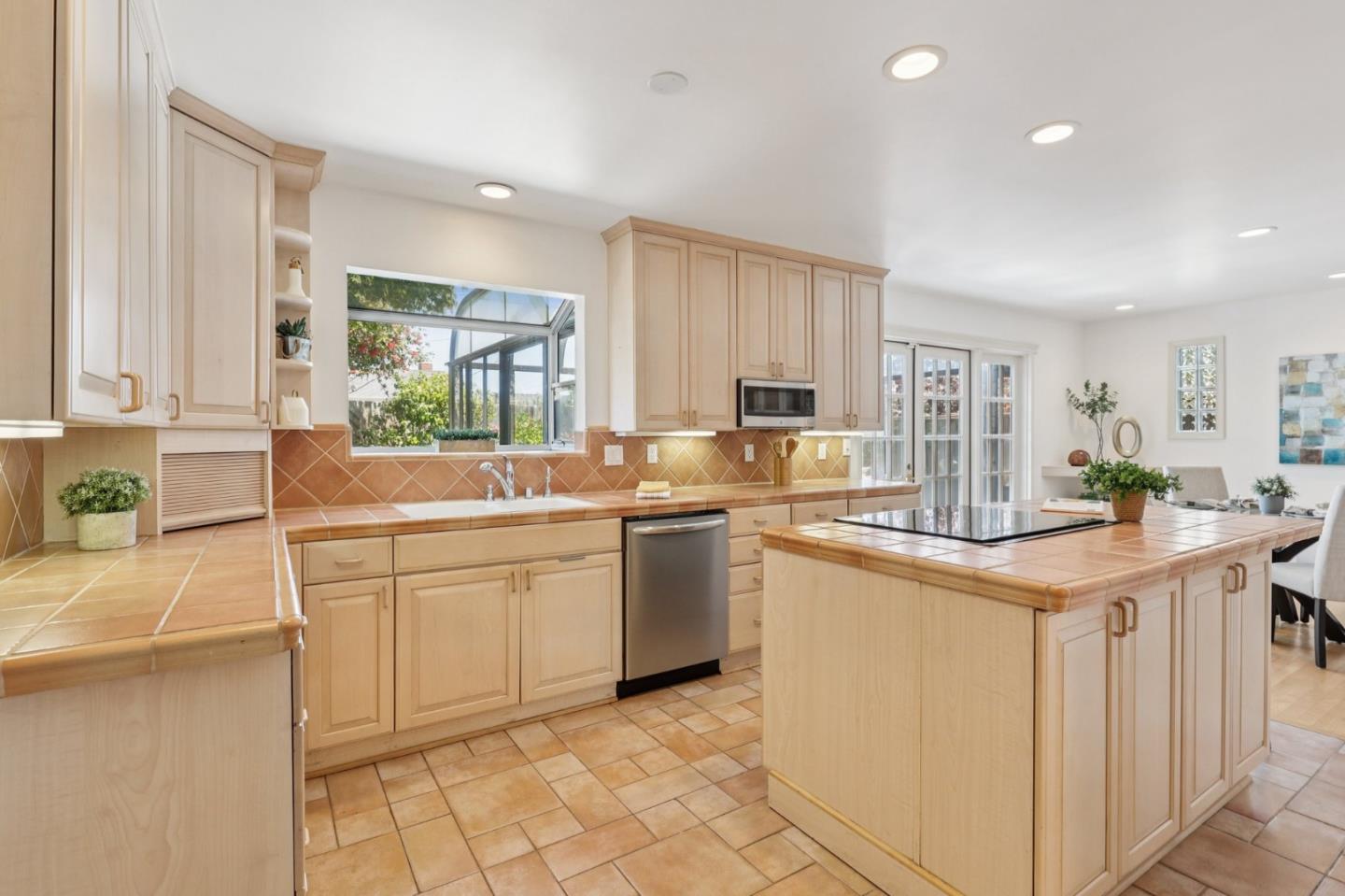 Detail Gallery Image 8 of 34 For 2204 Delvin Way, South San Francisco,  CA 94080 - 5 Beds | 3 Baths