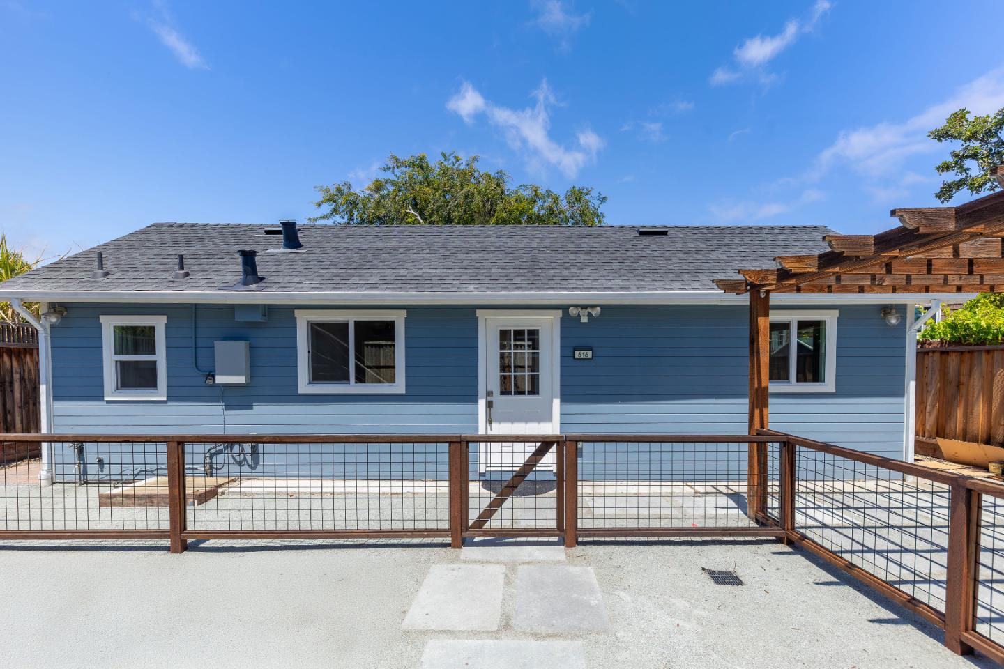 Detail Gallery Image 2 of 15 For 616 Redwood Ave #616,  Redwood City,  CA 94061 - 2 Beds | 1 Baths