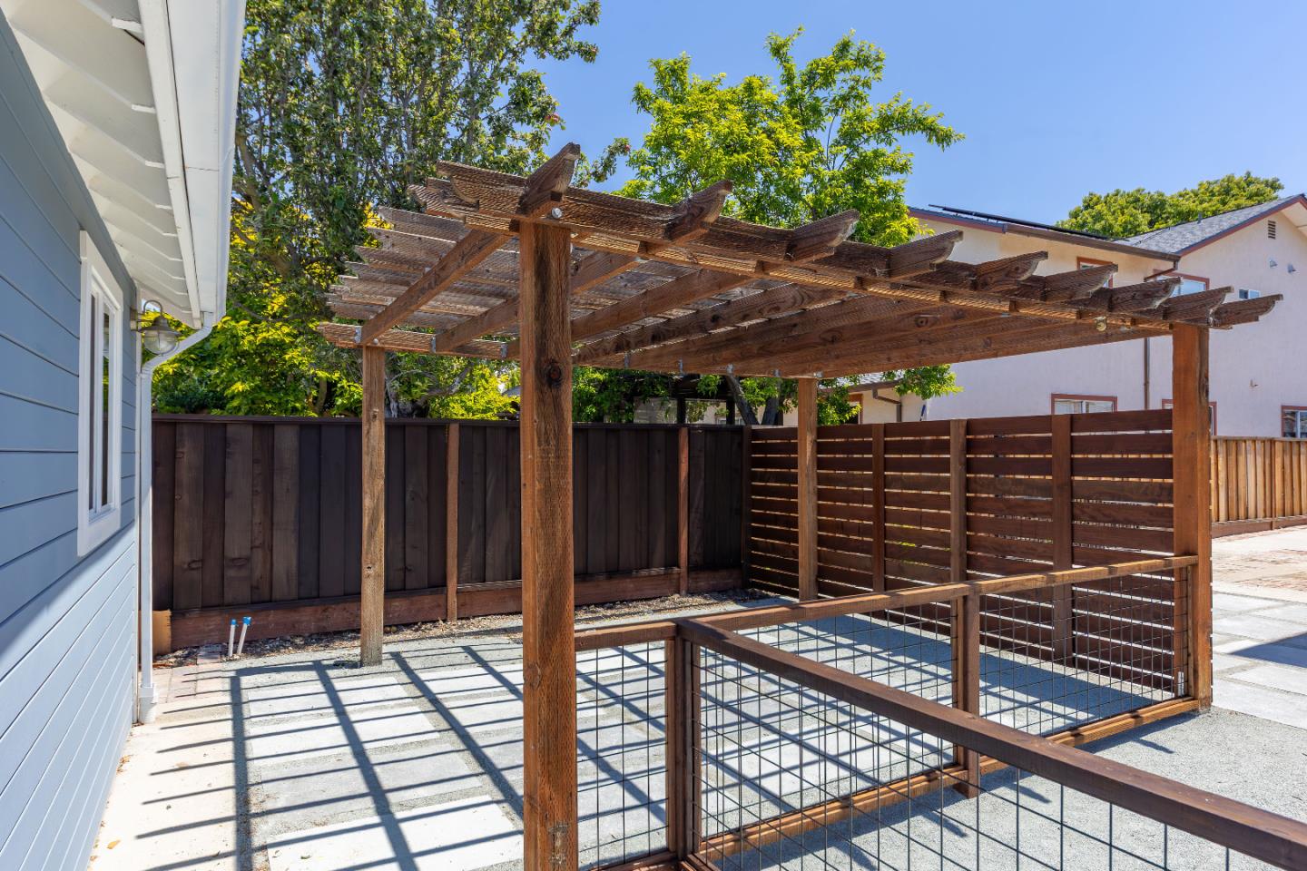 Detail Gallery Image 3 of 15 For 616 Redwood Ave #616,  Redwood City,  CA 94061 - 2 Beds | 1 Baths