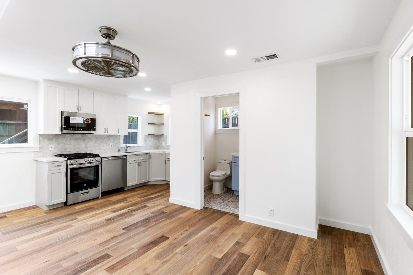 Detail Gallery Image 8 of 15 For 616 Redwood Ave #616,  Redwood City,  CA 94061 - 2 Beds | 1 Baths
