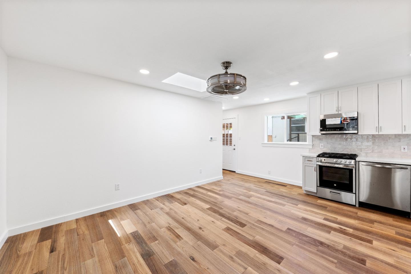 Detail Gallery Image 9 of 15 For 616 Redwood Ave #616,  Redwood City,  CA 94061 - 2 Beds | 1 Baths