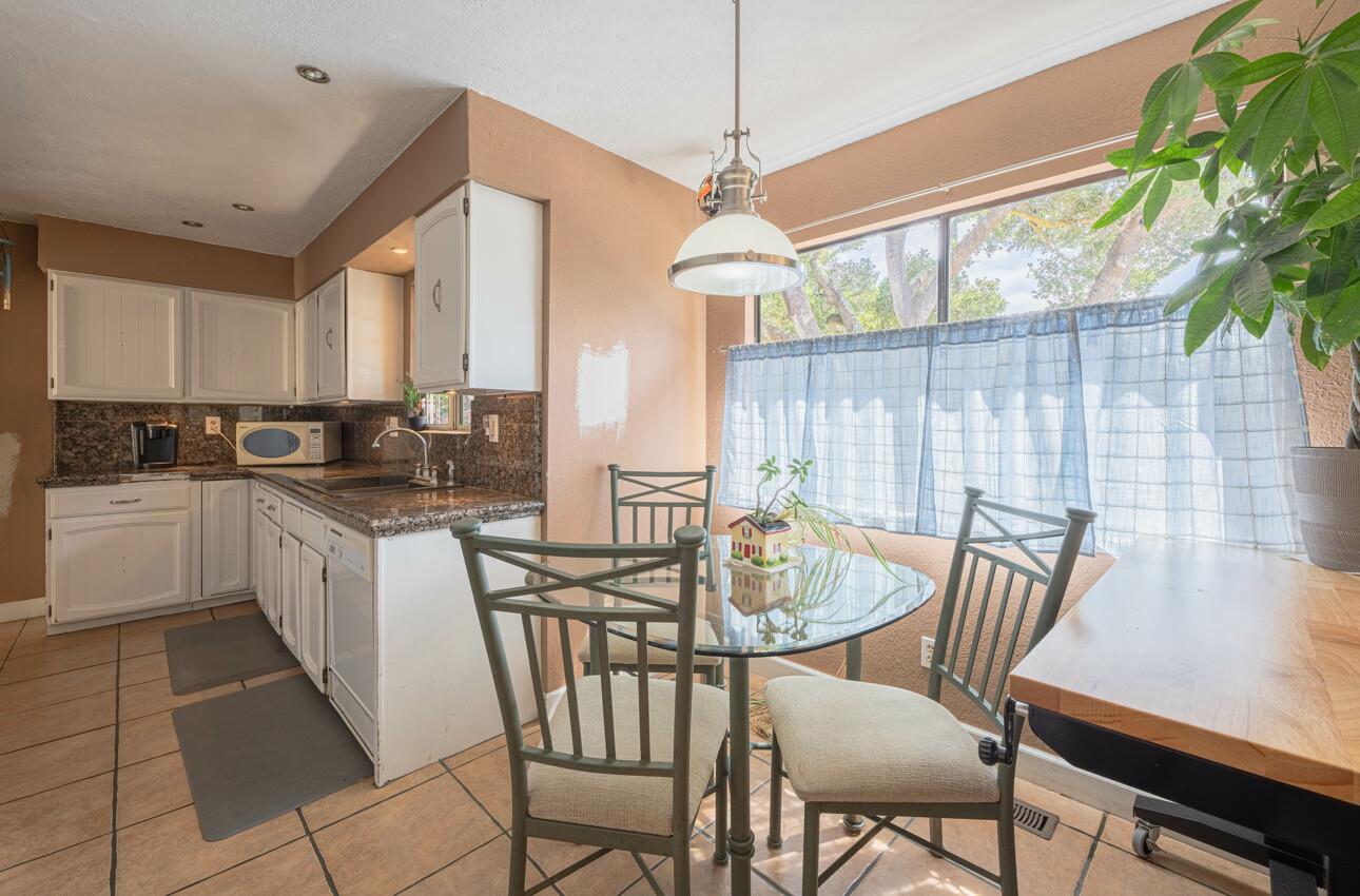 Detail Gallery Image 11 of 23 For 18105 Wylie Hill Ln, Prunedale,  CA 93907 - 4 Beds | 2/1 Baths